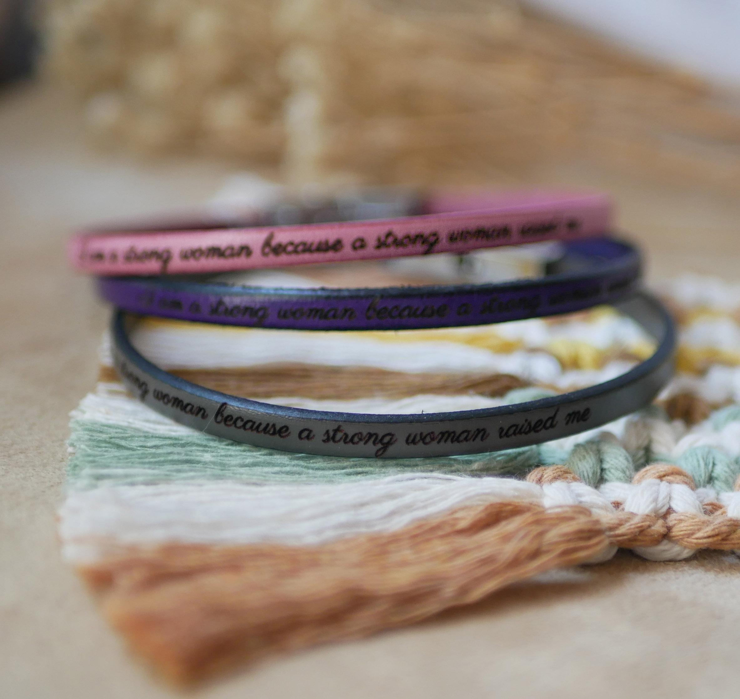 Pulseira de couro com fecho magnético personalizada com gravação para homem ou mulher