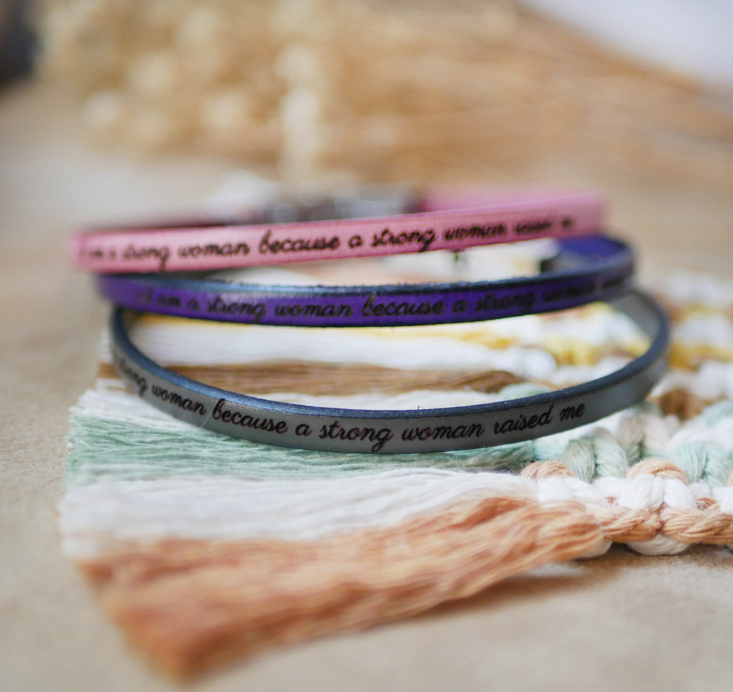 Bracelete em pele fina com fecho dourado ajust&aacute;vel, personaliz&aacute;vel atrav&eacute;s de grava&ccedil;&atilde;o 