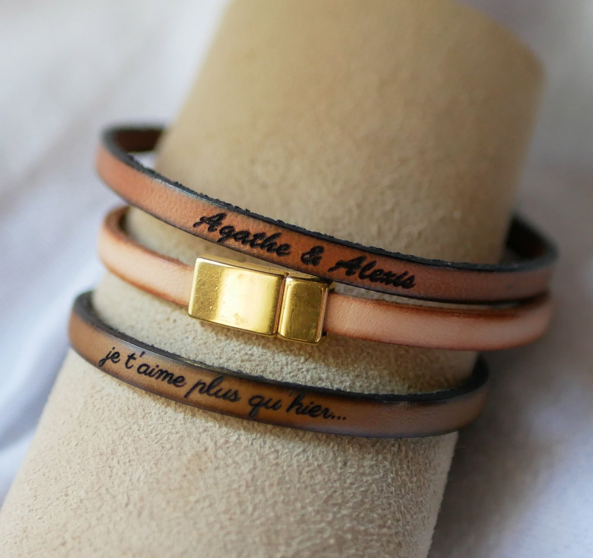 Pulseira em pele fina com fecho magnético dourado, personalizada com gravação 