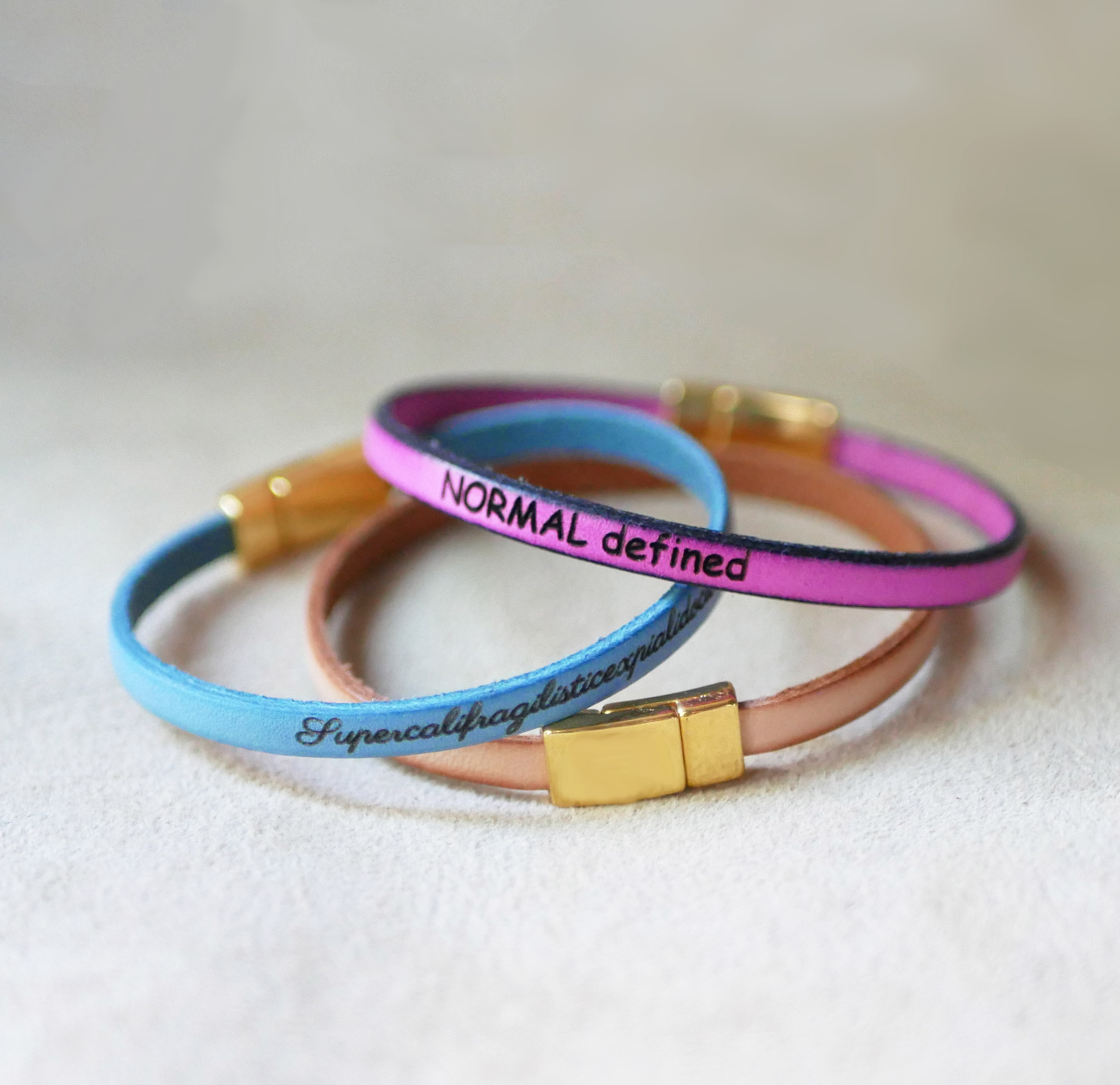 Pulseira em pele fina com fecho magnético dourado, personalizada com gravação 