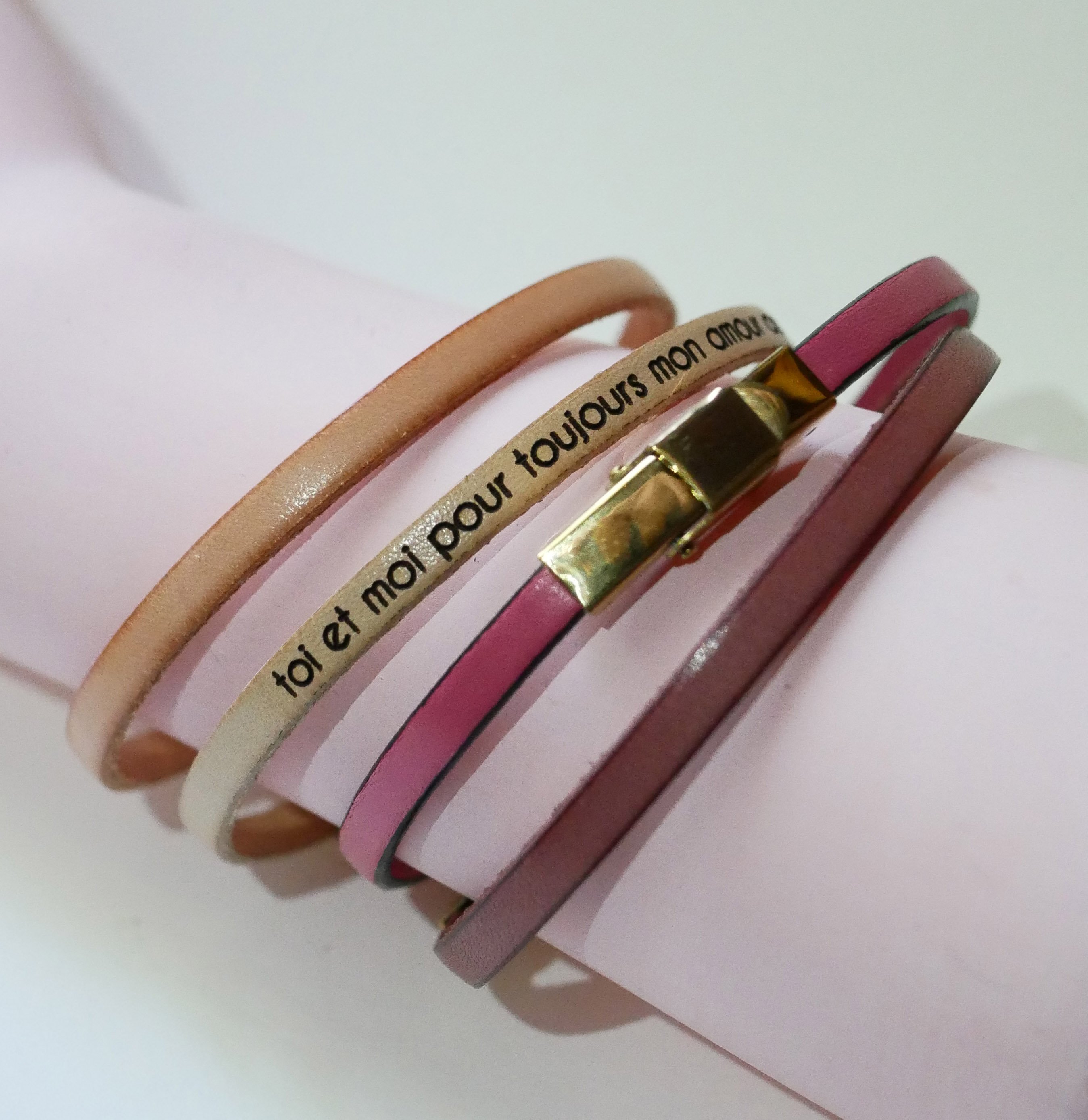 Bracelete em pele fina com fecho dourado ajust&aacute;vel, personaliz&aacute;vel atrav&eacute;s de grava&ccedil;&atilde;o 