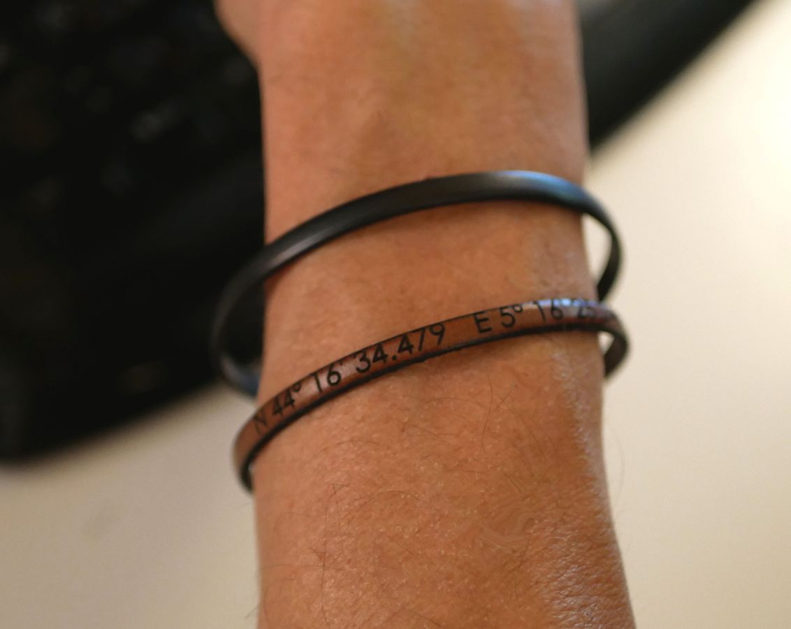 Pulseira de couro personalizável através de gravura mulher ou homem