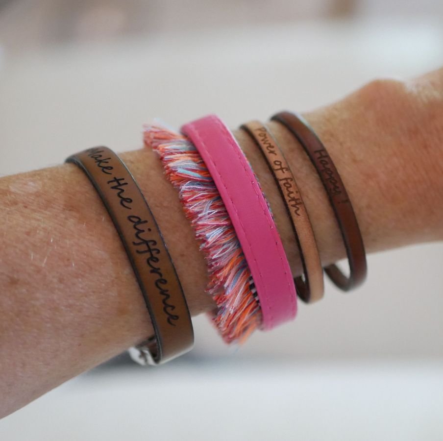 Pulseira de couro fino personalizável para mulheres 
