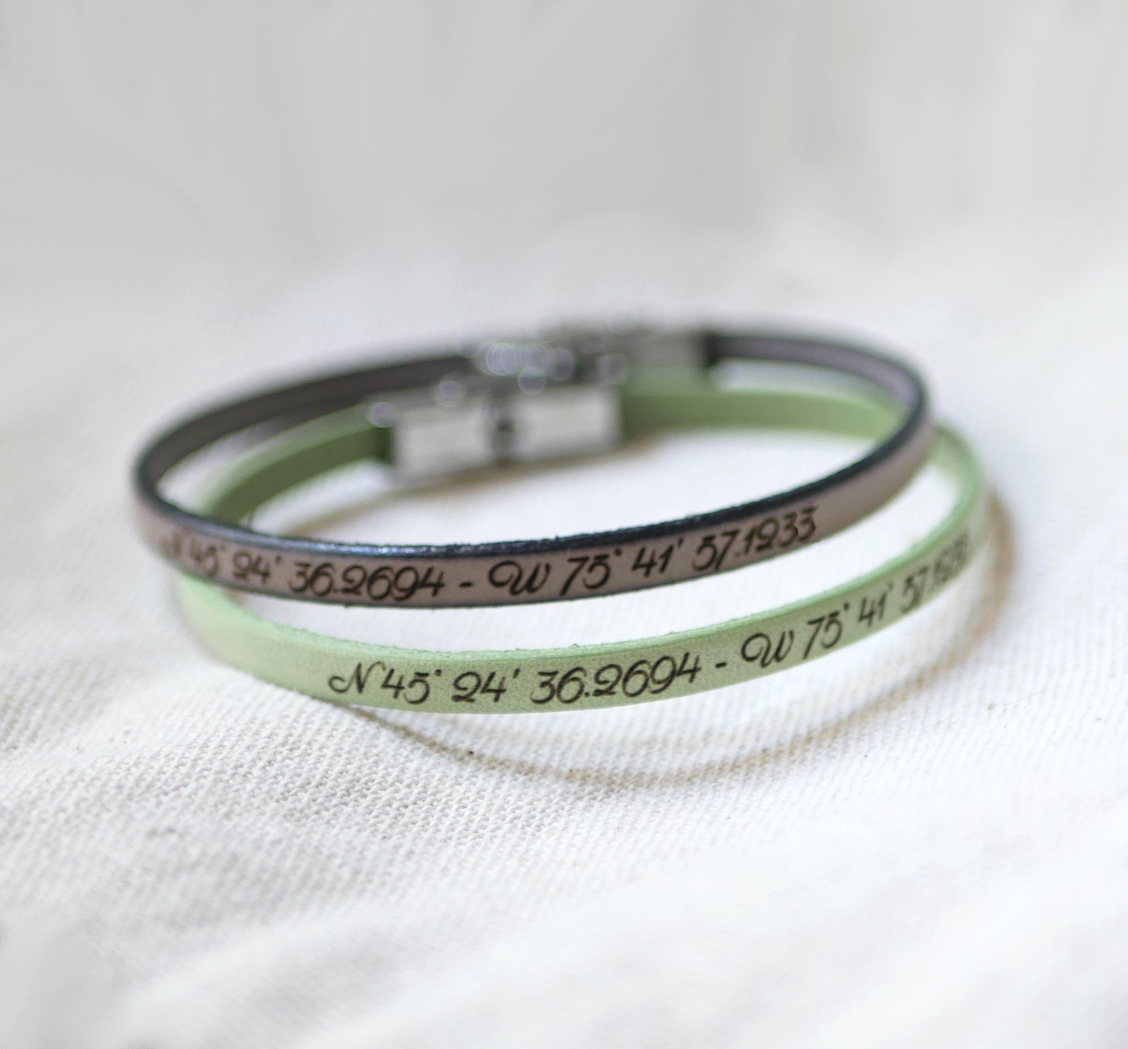 Pulseira de couro personalizável através de gravura mulher ou homem
