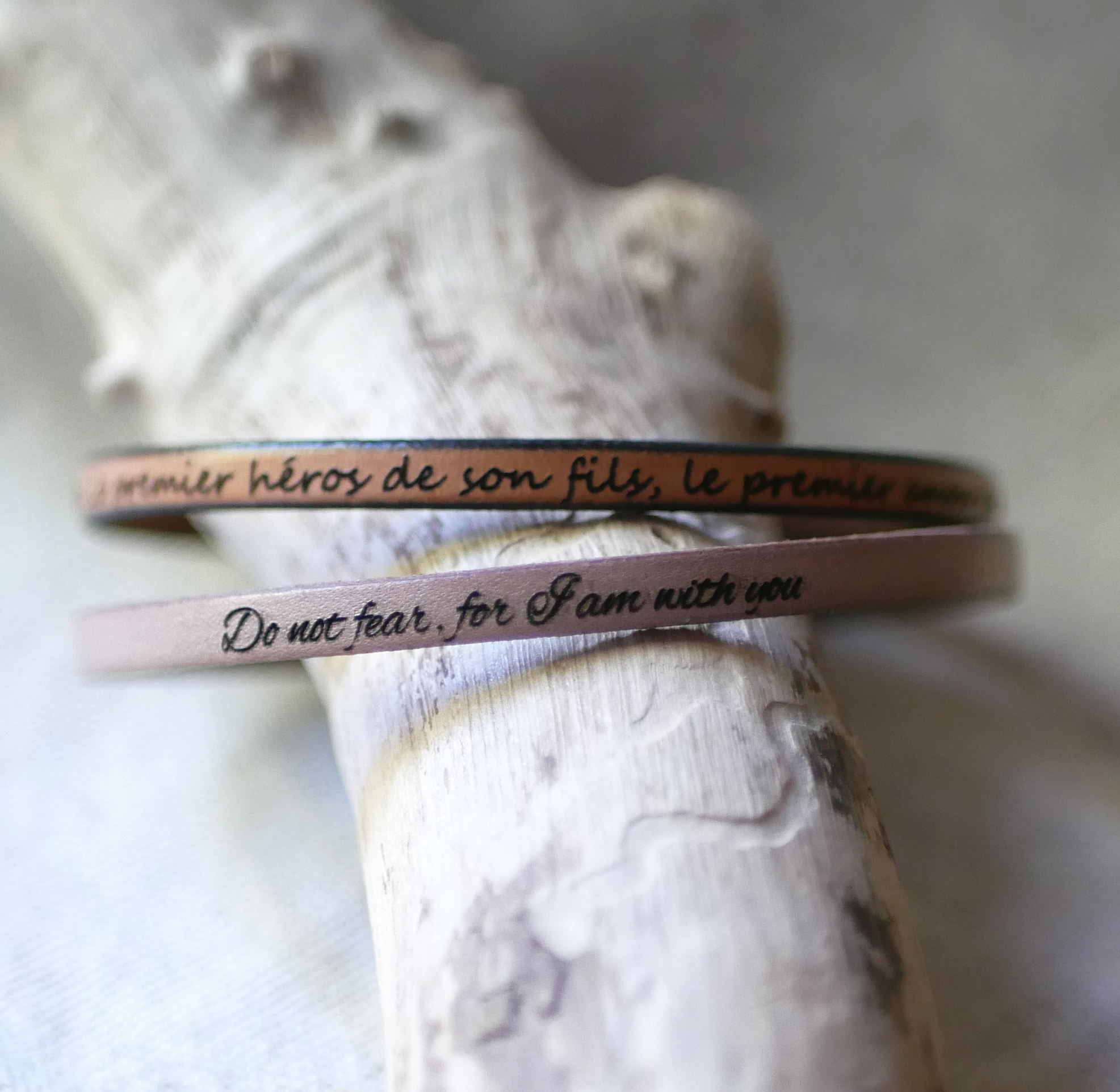 Pulseira de couro personalizável através de gravura mulher ou homem