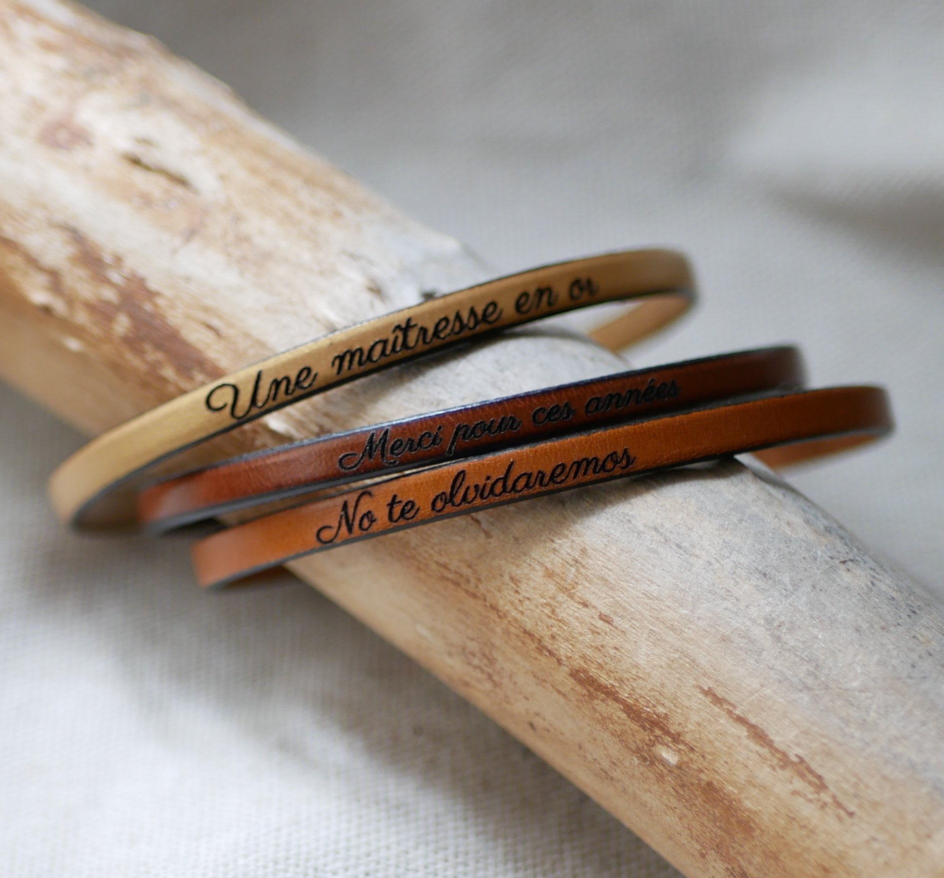 Pulseira de couro personalizável através de gravura mulher ou homem