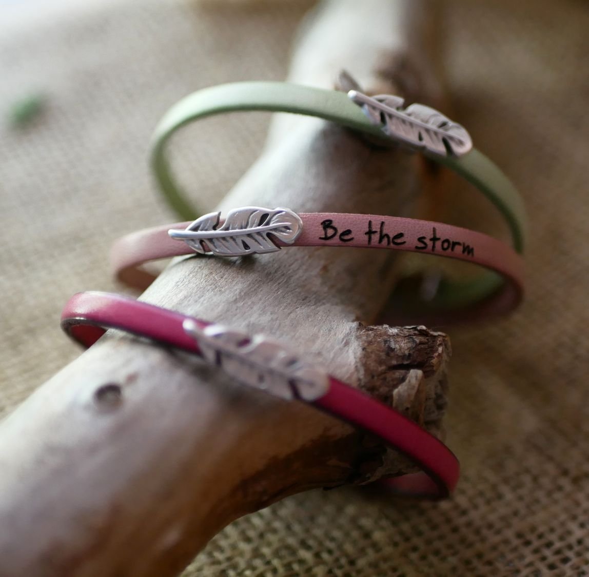 Pulseira de couro para menina com pena para personalizar com gravação 