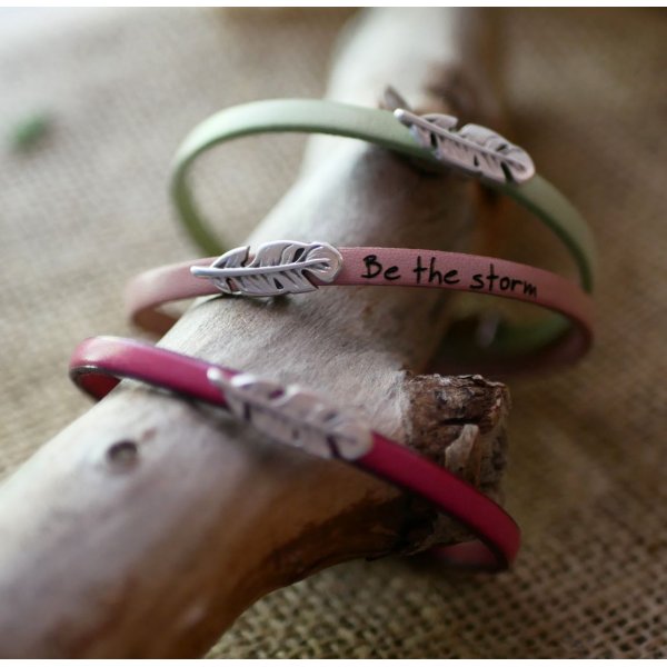 Pulseira de couro para menina com pena para personalizar com grava&ccedil;&atilde;o 