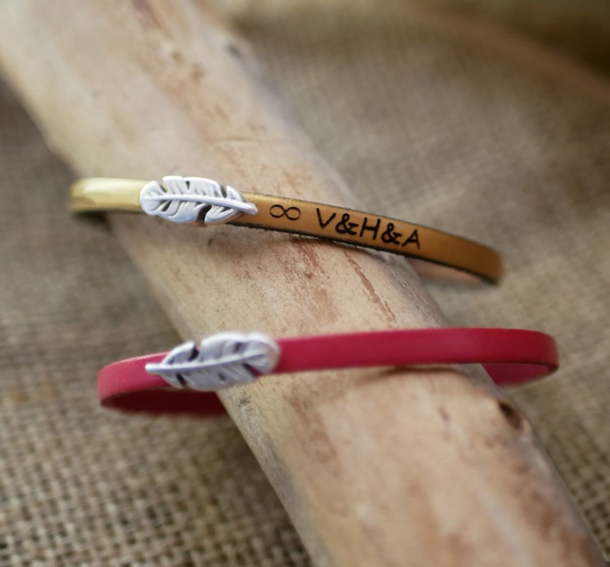 Pulseira de couro para menina com pena para personalizar com gravação 