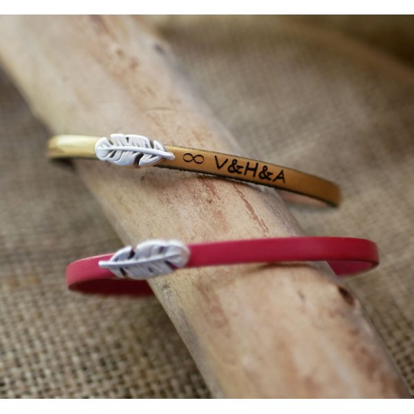 Pulseira de couro para menina com pena para personalizar com grava&ccedil;&atilde;o 