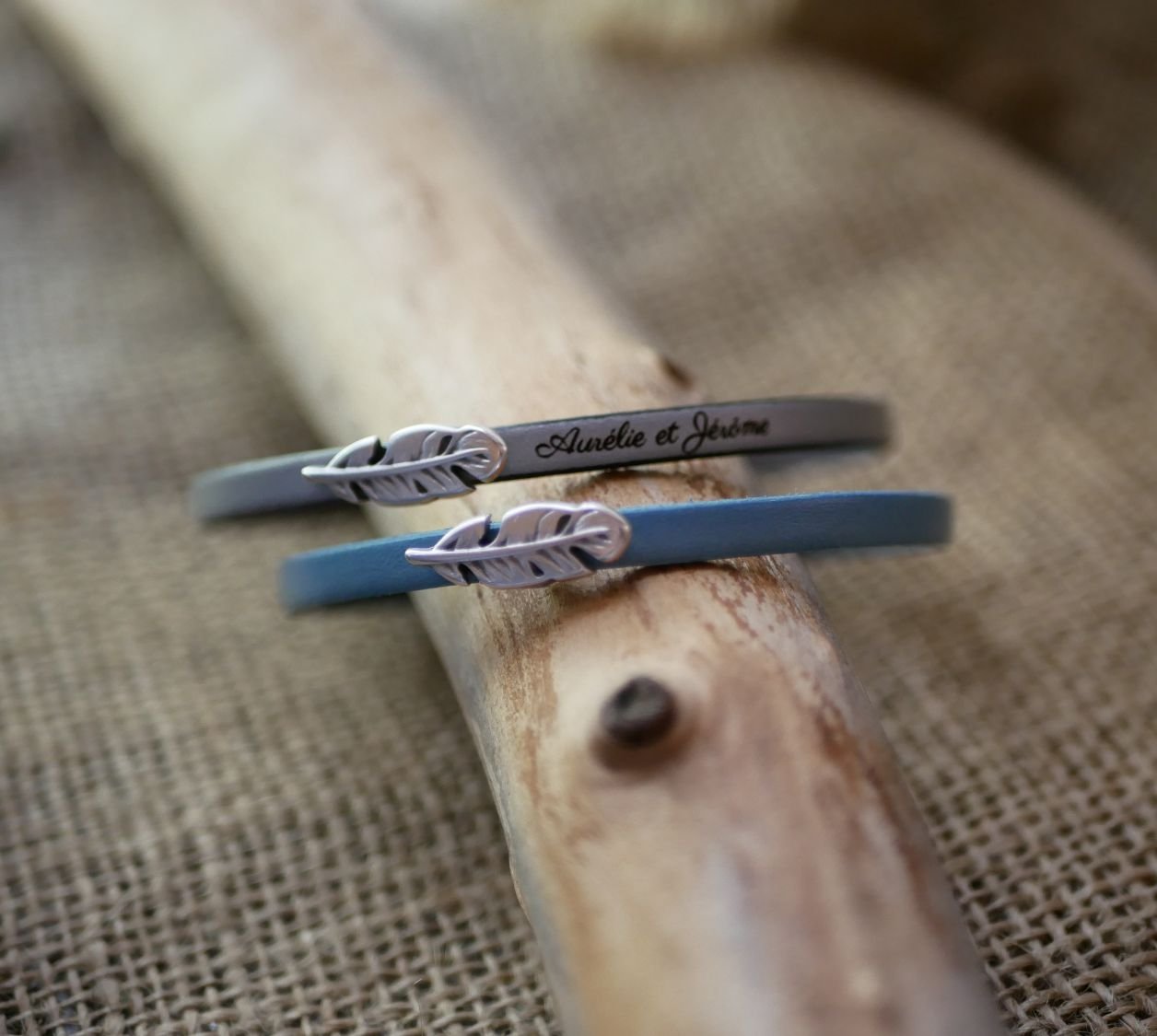 Pulseira de couro para menina com pena para personalizar com gravação 