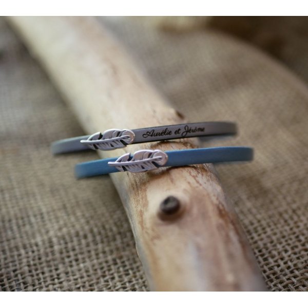 Pulseira de couro para menina com pena para personalizar com grava&ccedil;&atilde;o 