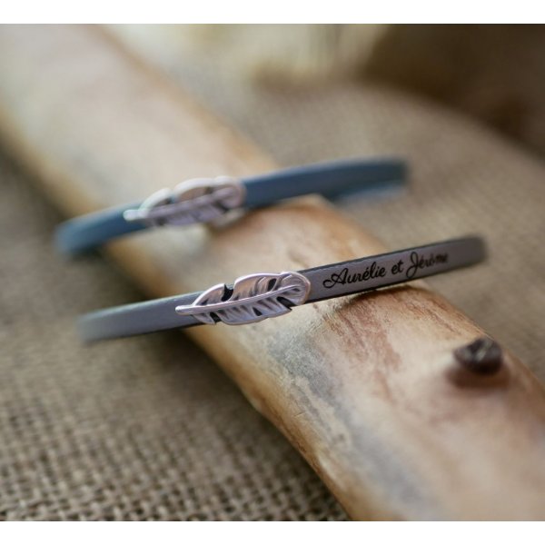 Pulseira de couro para menina com pena para personalizar com grava&ccedil;&atilde;o 