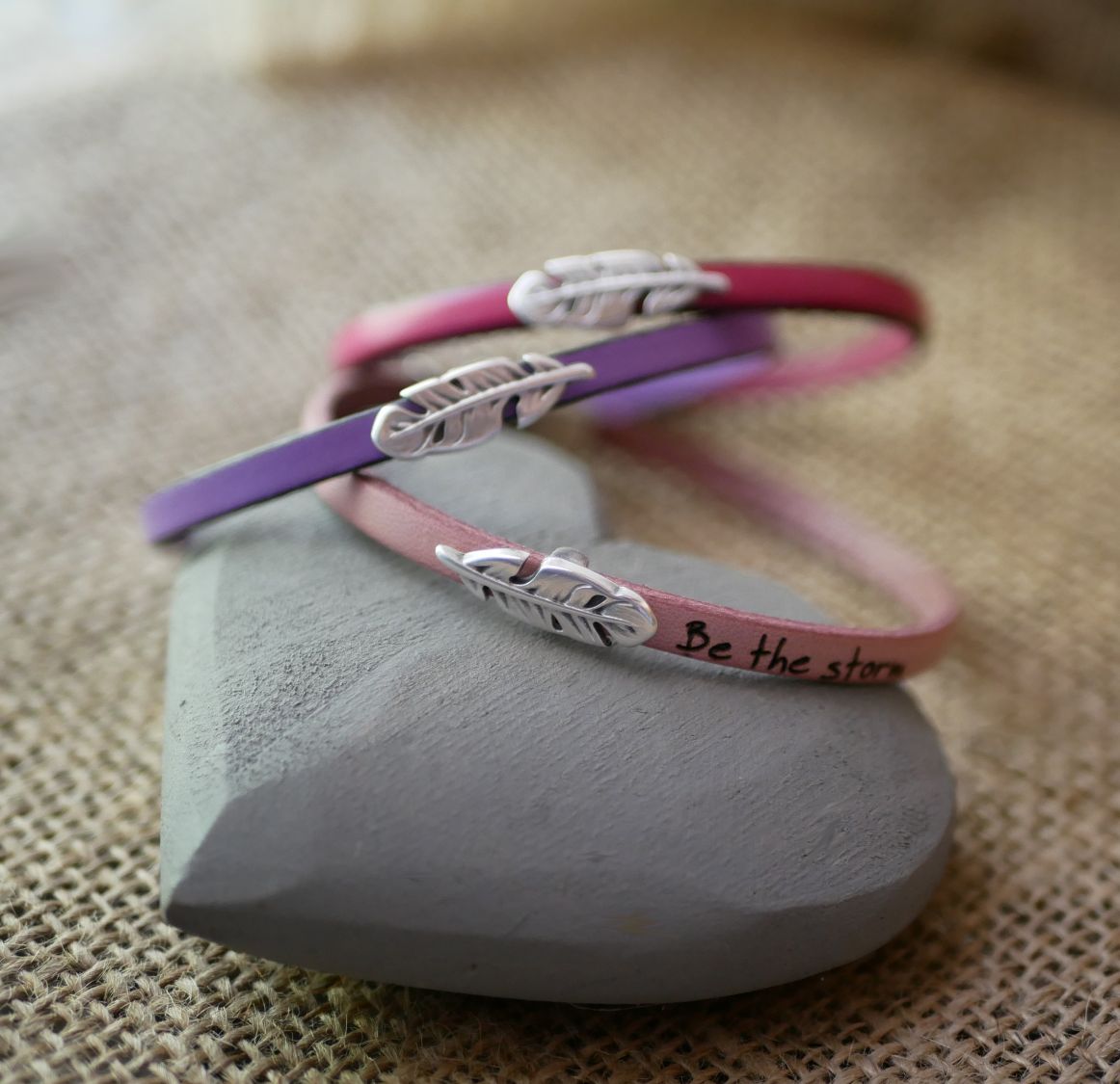 Pulseira de couro para menina com pena para personalizar com gravação 
