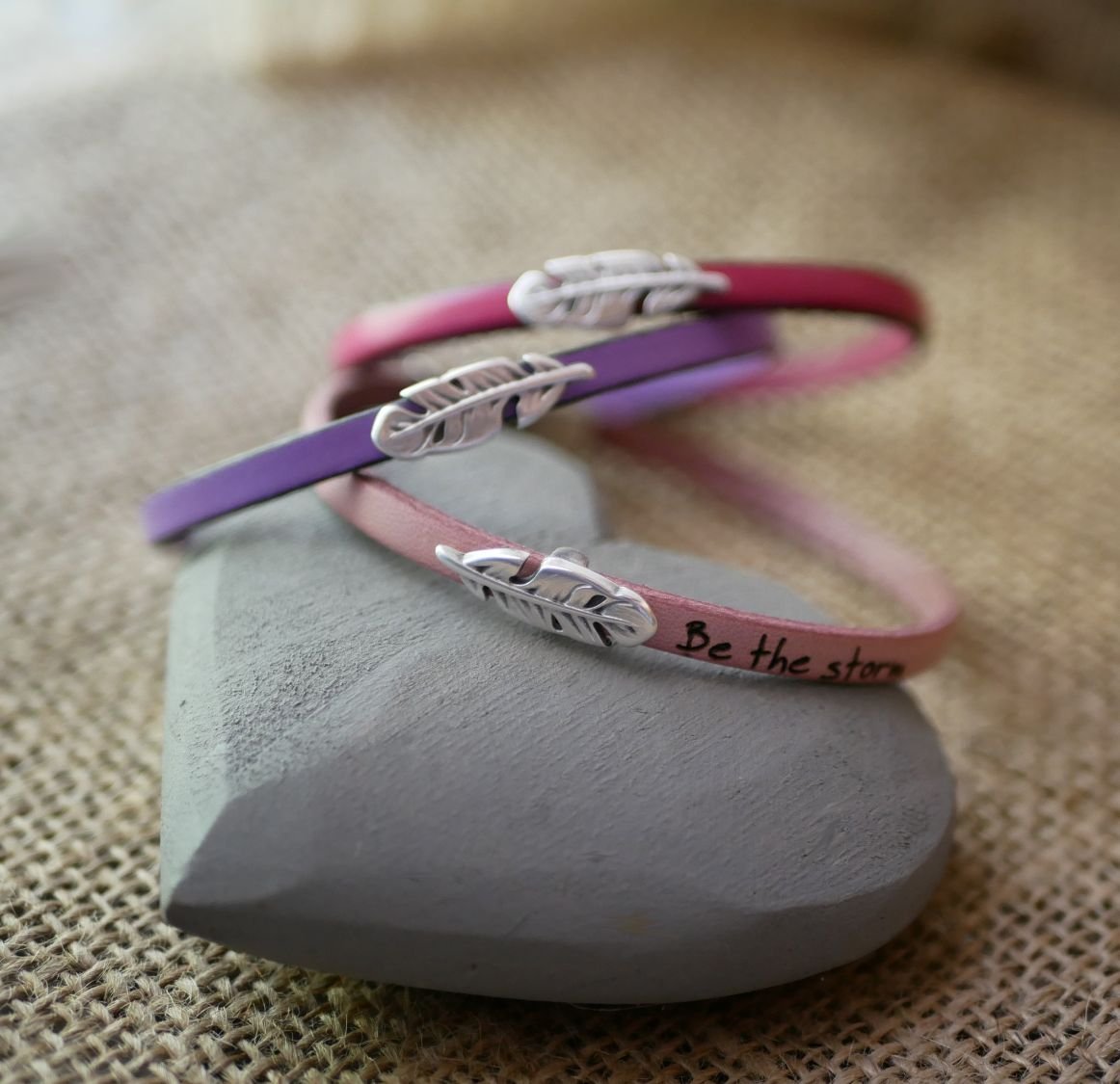 Pulseira de couro para menina com pena para personalizar com gravação 