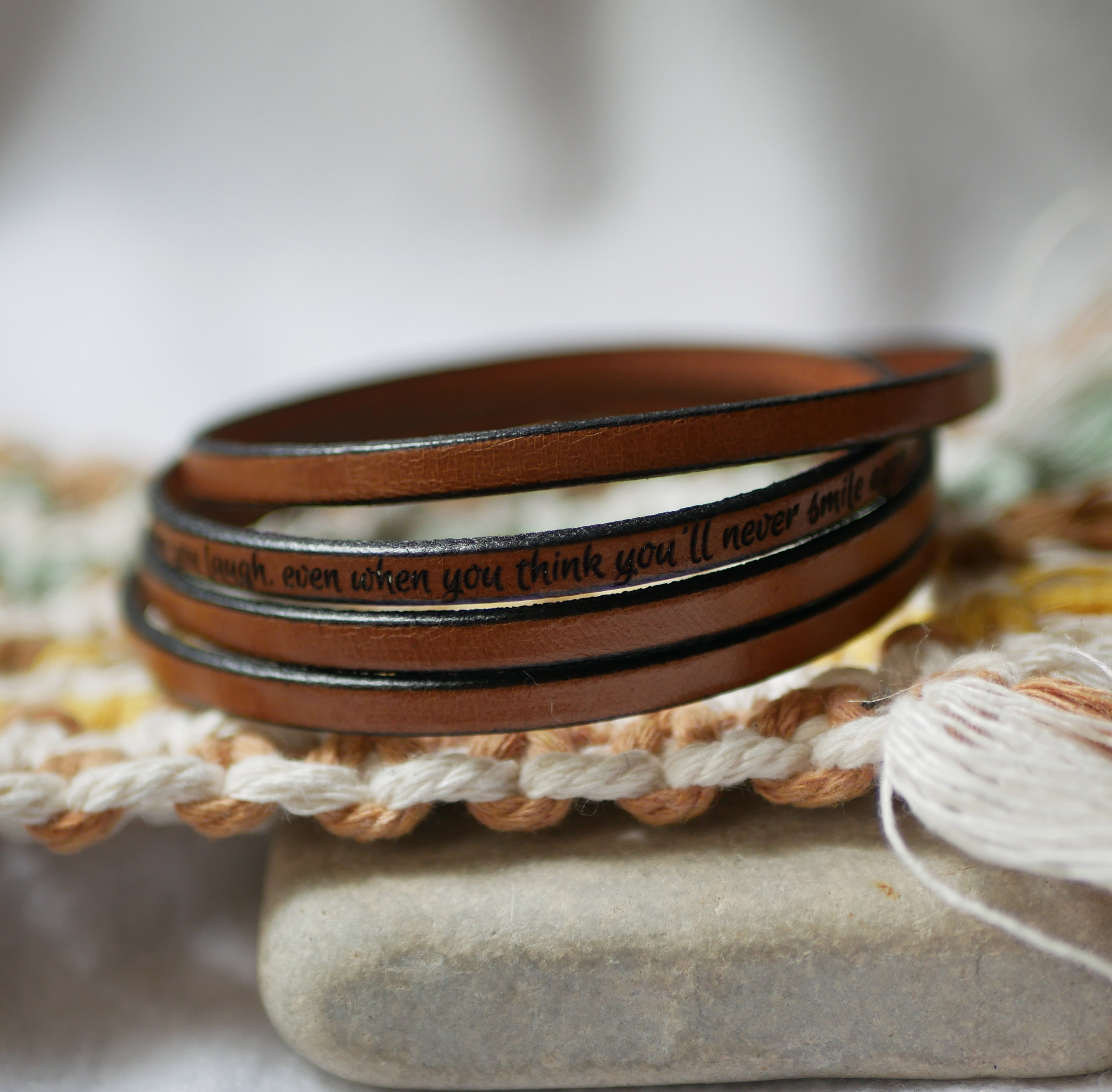 Pulseira de couro fino em 4 pulseiras personalizadas com gravação