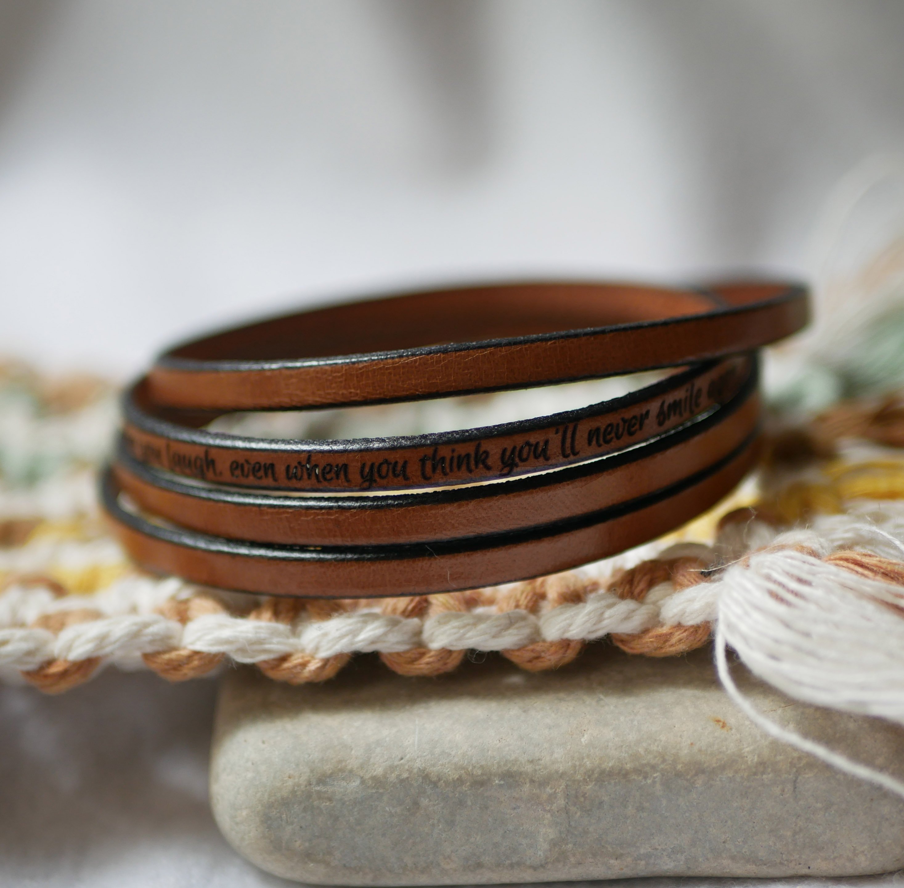 Pulseira de couro fino em 4 pulseiras personalizadas com gravação