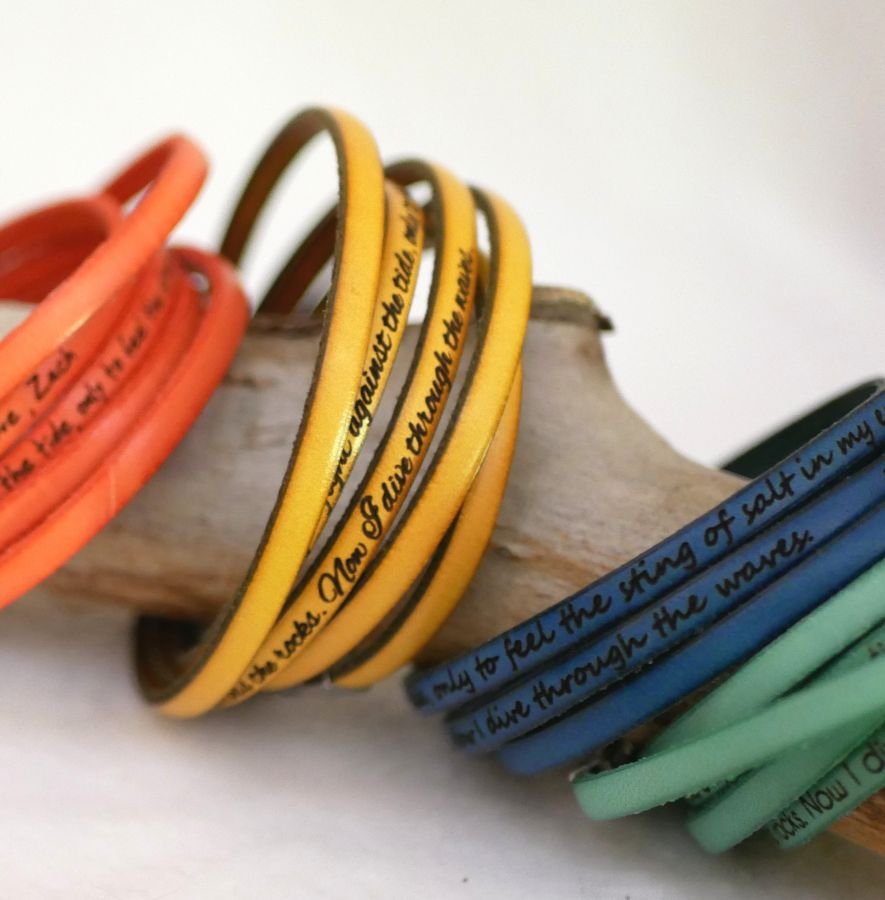 Pulseira de couro fino de 5 voltas para homem ou mulher com gravação do nome próprio