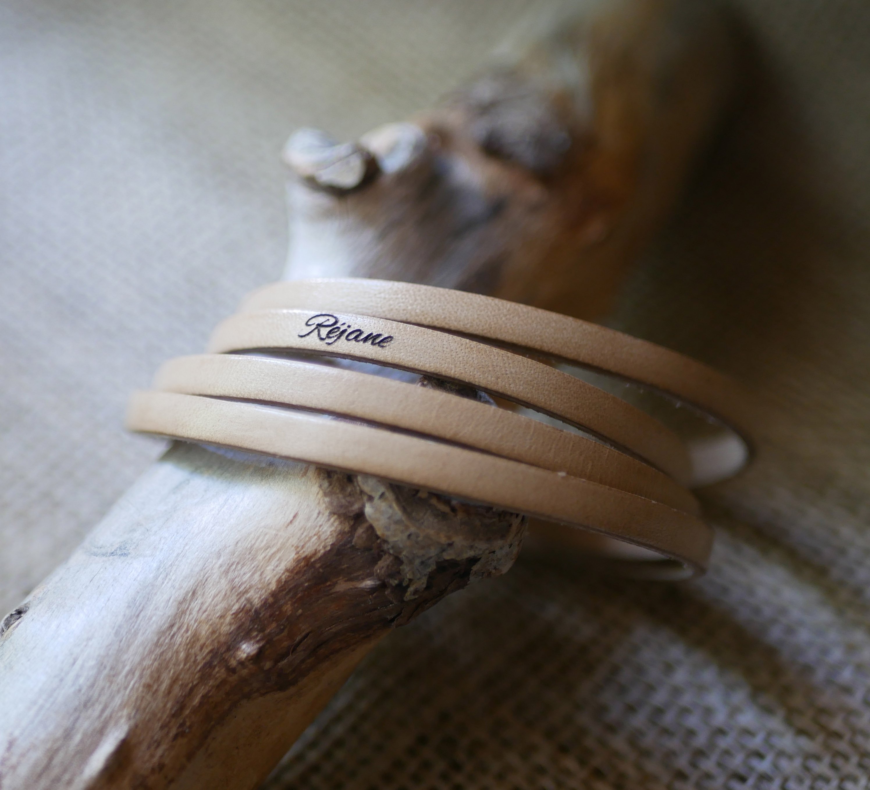 Pulseira de couro fino em 4 pulseiras personalizadas com grava&ccedil;&atilde;o