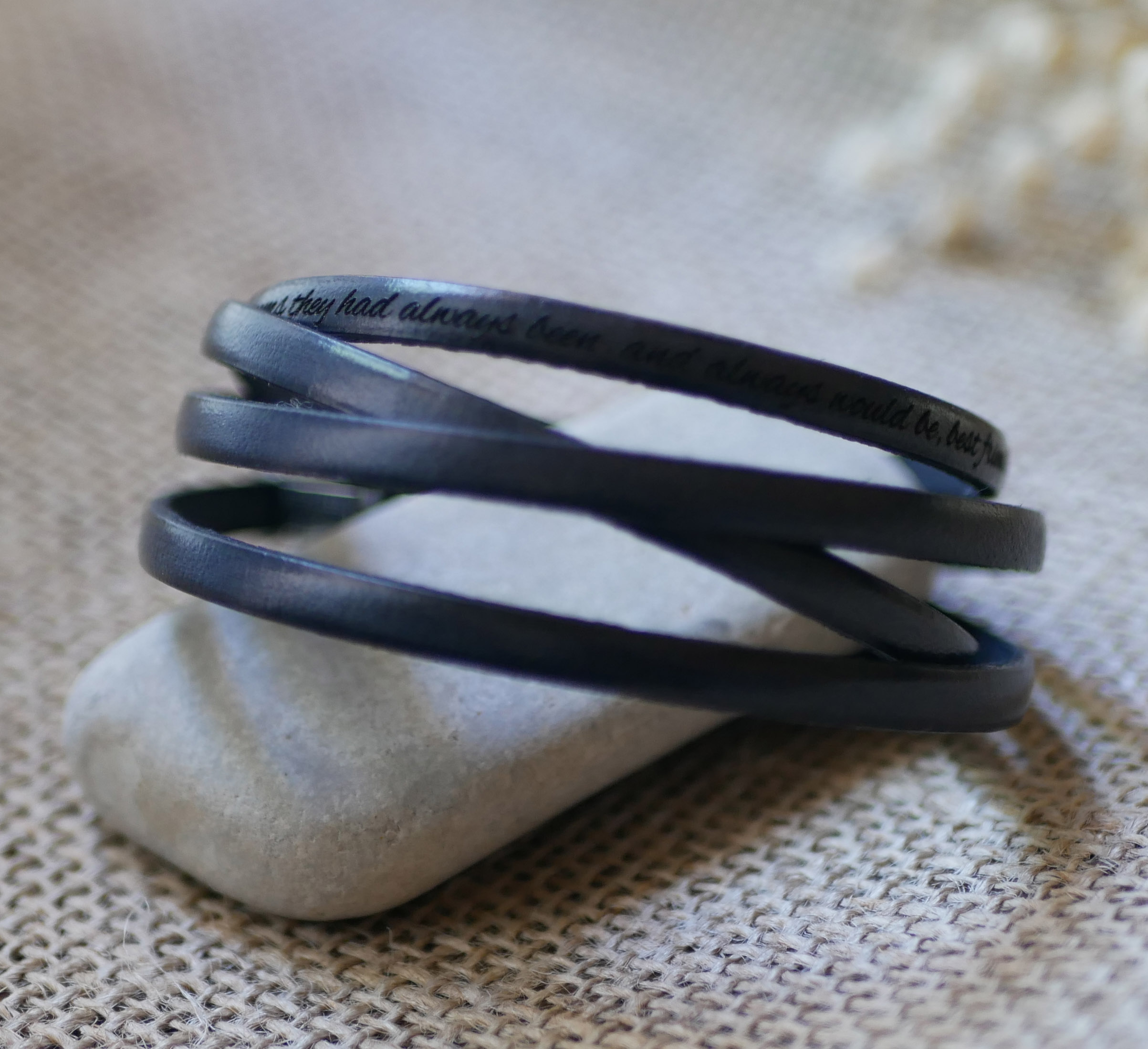 Pulseira de couro fino em 4 pulseiras personalizadas com gravação