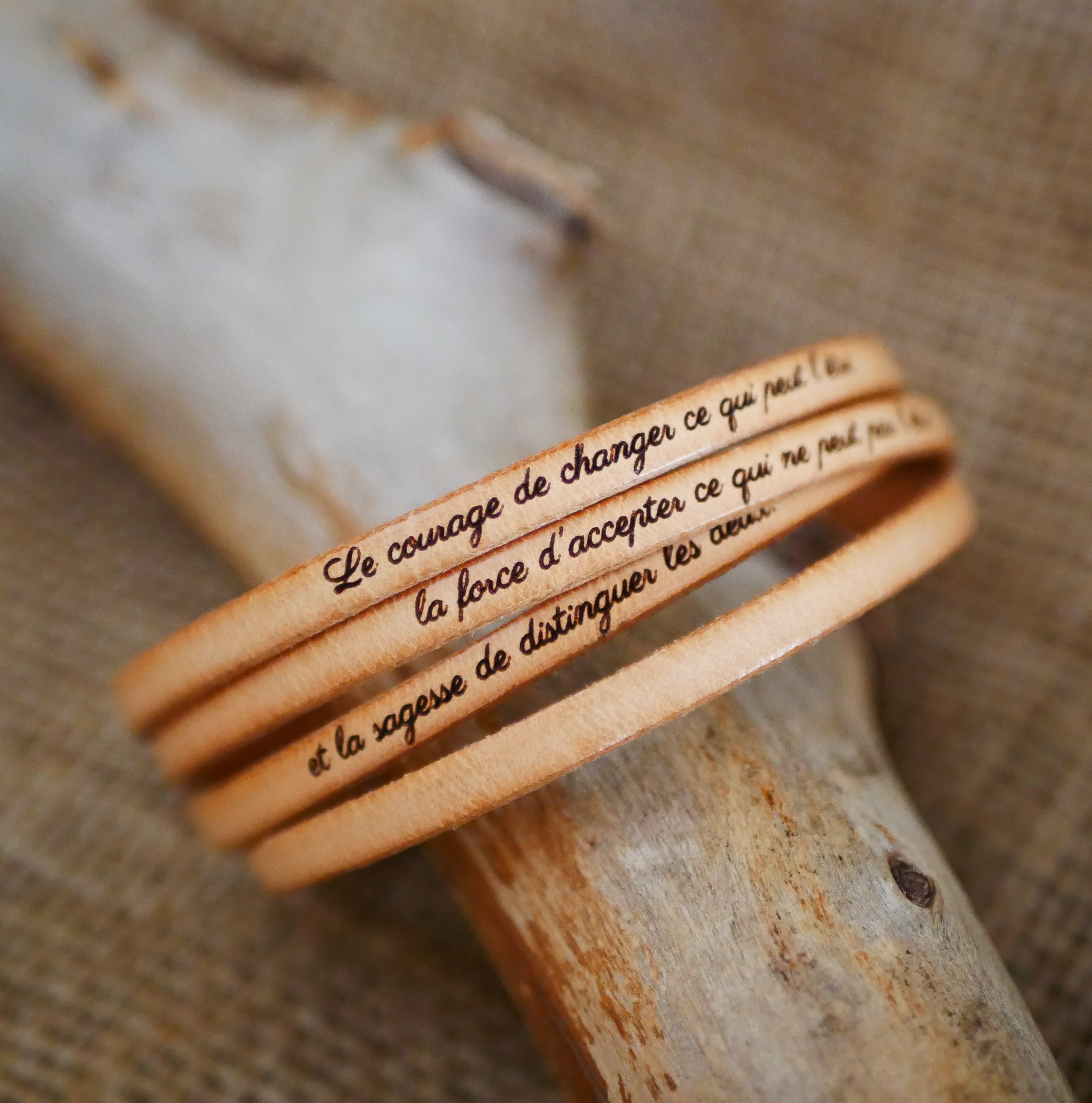 Pulseira de couro fino em 4 pulseiras personalizadas com gravação