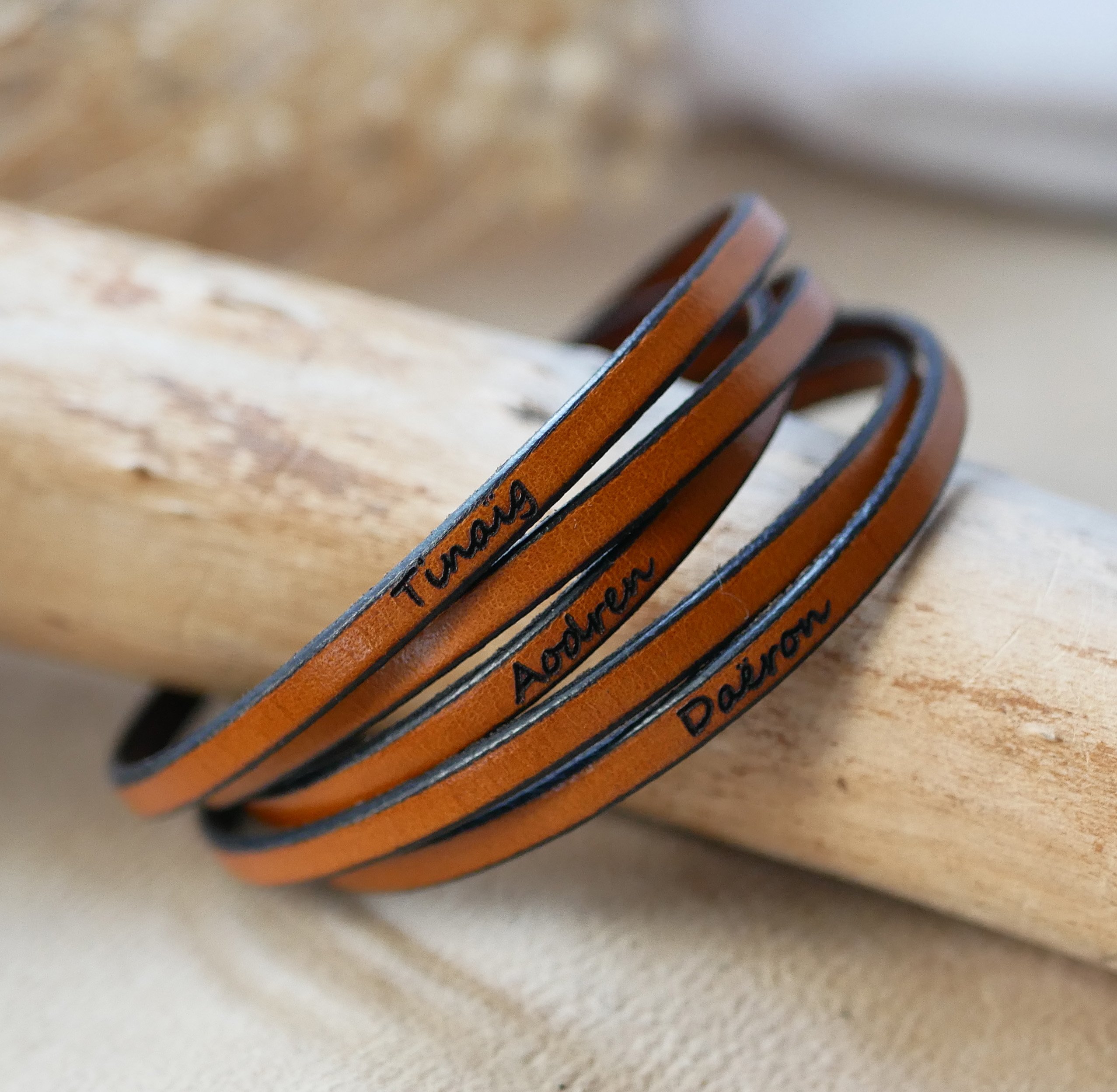 Pulseira de couro fino de 5 voltas para homem ou mulher com grava&ccedil;&atilde;o do nome pr&oacute;prio