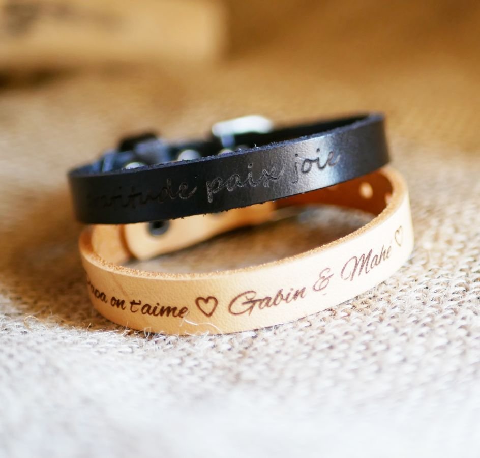 Pulseira de couro gravada com fivela de prata para ser personalizada através de gravação