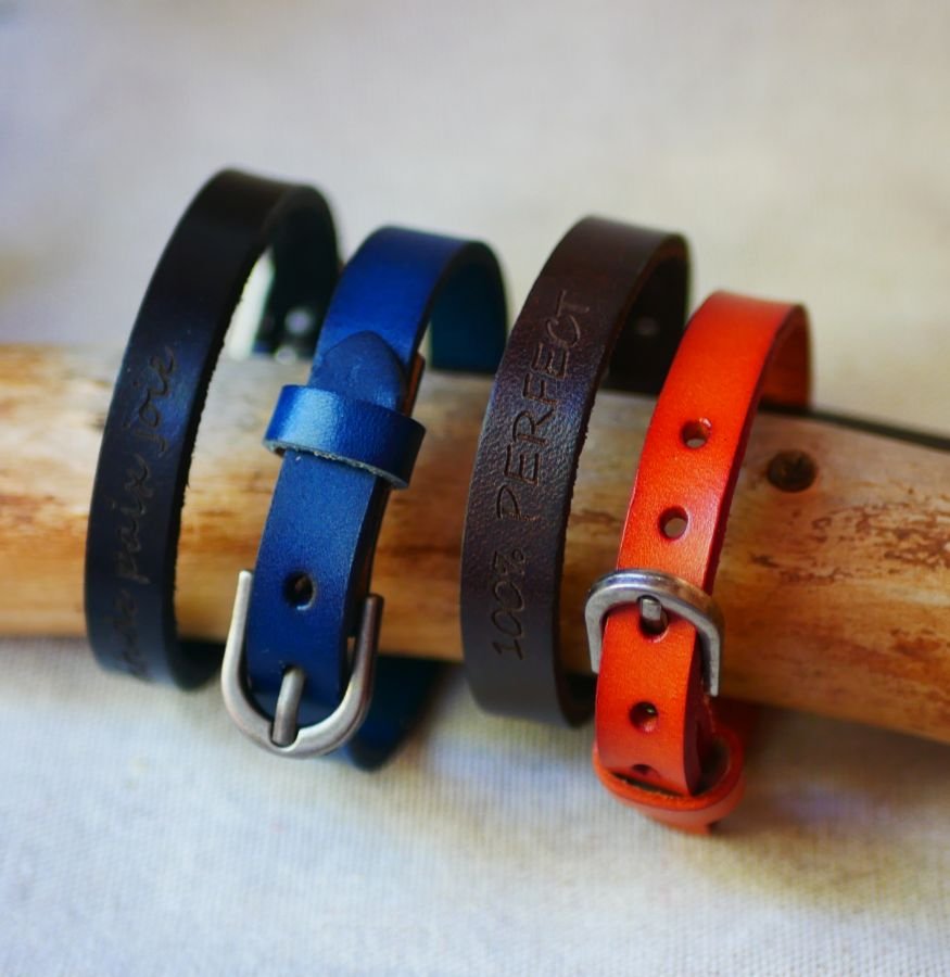 Pulseira de couro gravada com fivela de prata para ser personalizada através de gravação