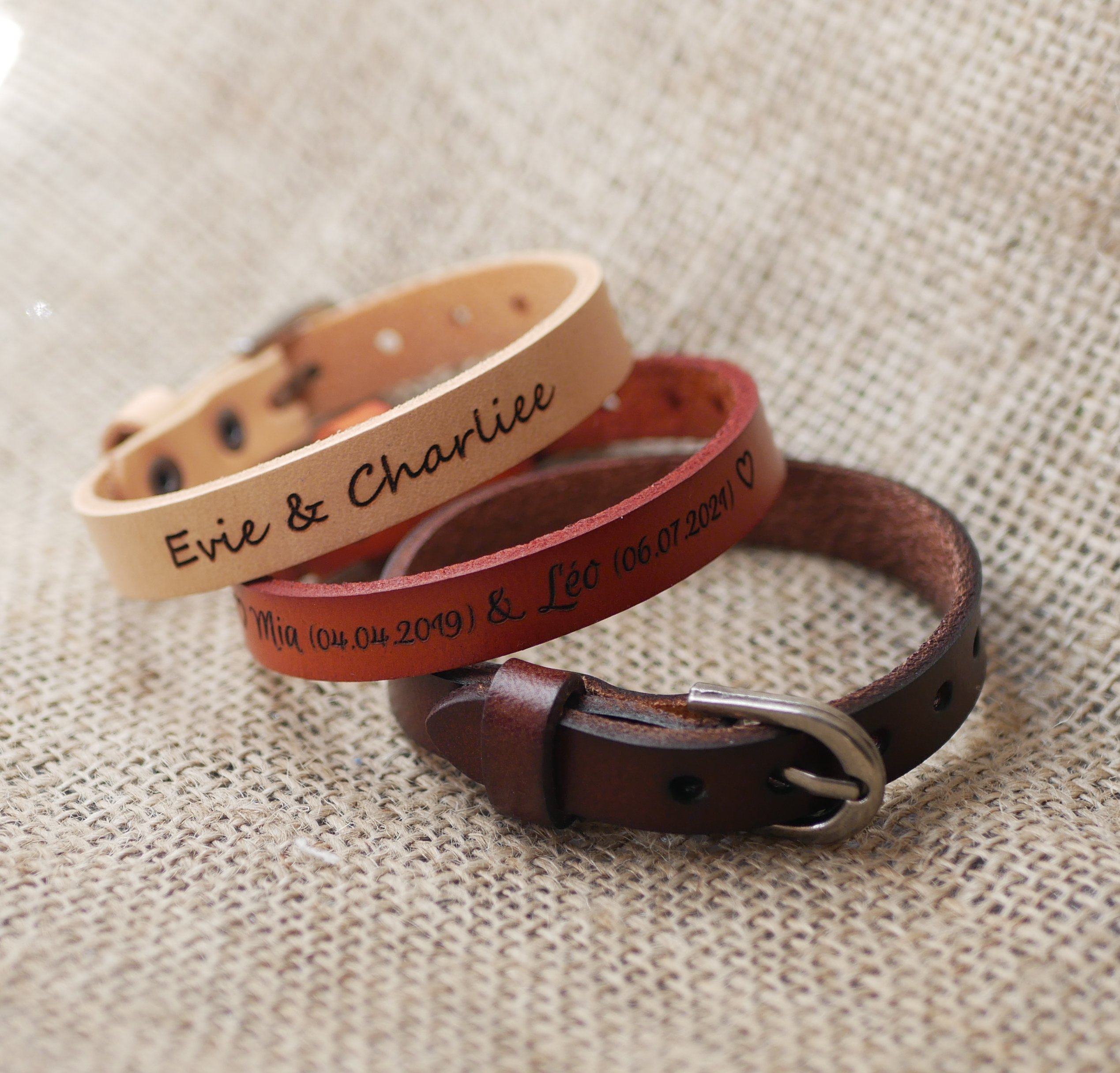 Pulseira de couro gravada com fivela de prata para ser personalizada através de gravação