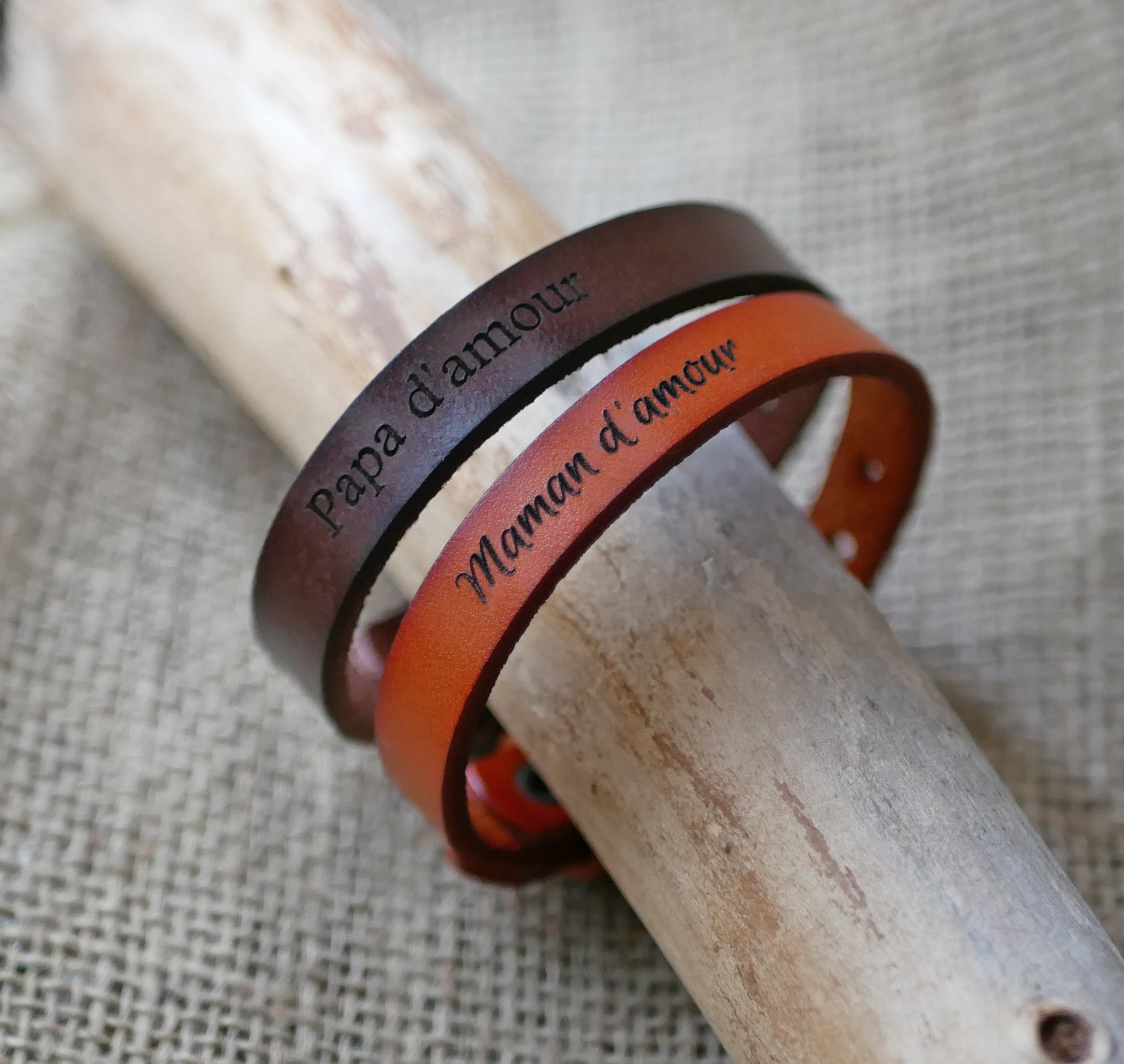 Pulseira de couro gravada com fivela de prata para ser personalizada através de gravação
