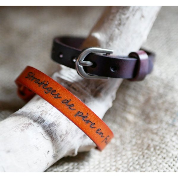 Pulseira de couro gravada com fivela de prata para ser personalizada atrav&eacute;s de grava&ccedil;&atilde;o