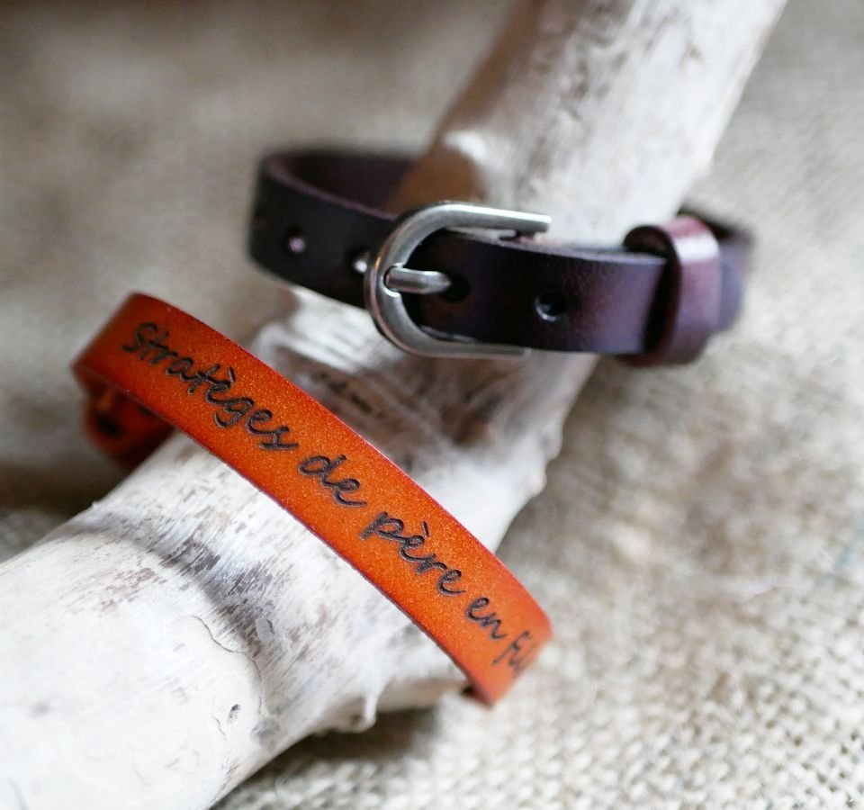 Pulseira de couro gravada com fivela de prata para ser personalizada através de gravação