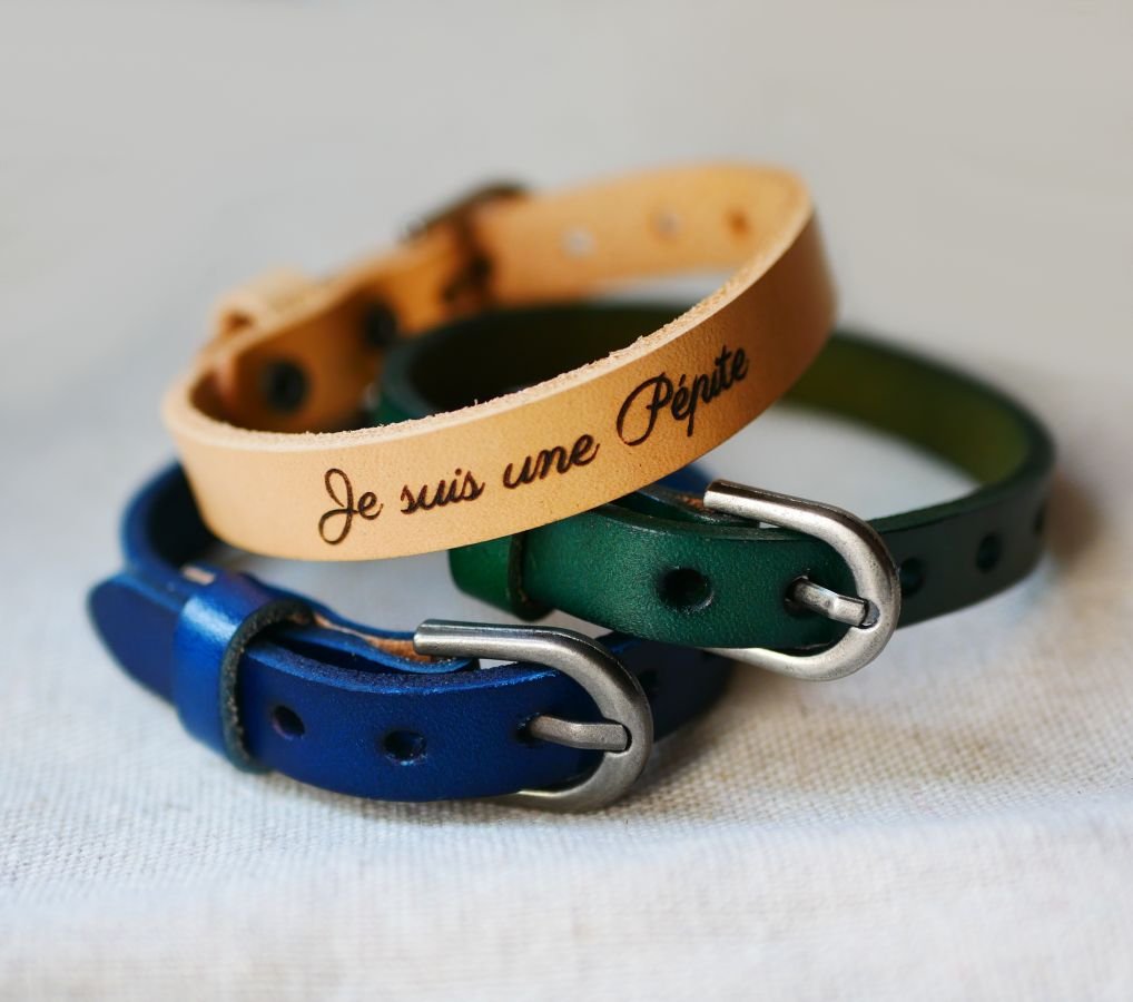 Pulseira de couro gravada com fivela de prata para ser personalizada através de gravação