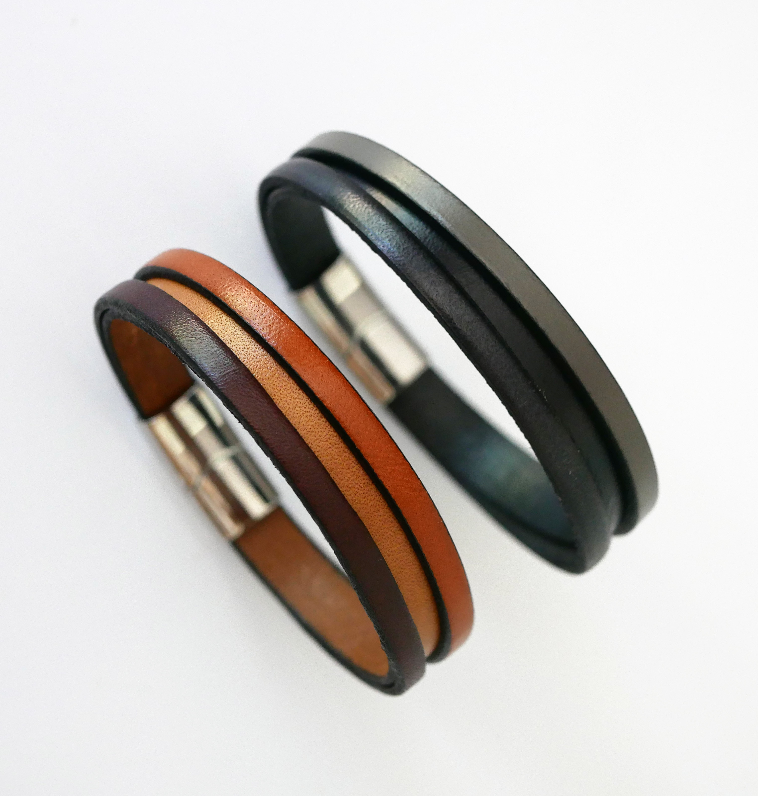 Pulseira de couro bicolor para homem com mensagem gravada oculta