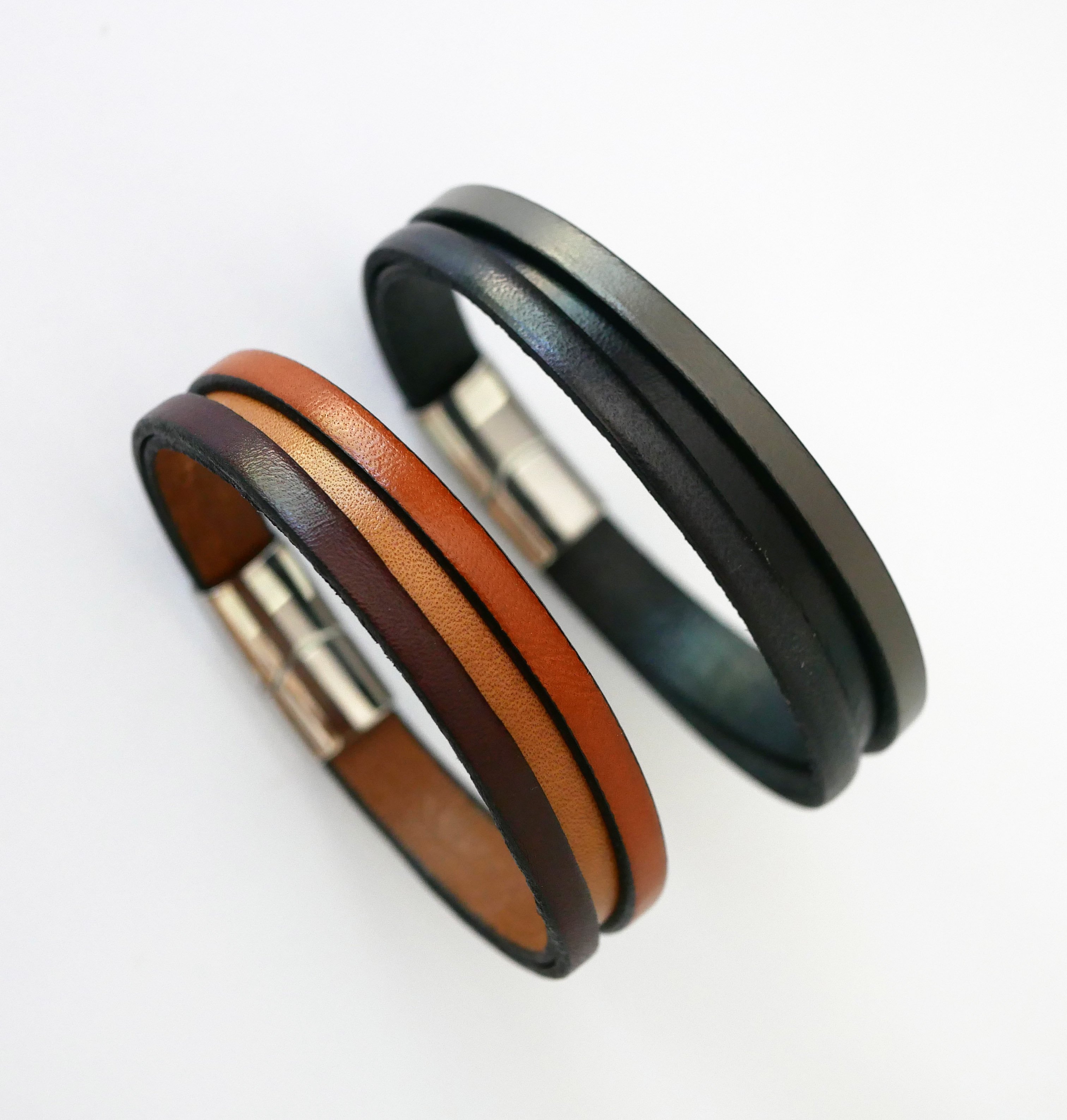 Pulseira de couro bicolor para homem com mensagem gravada oculta