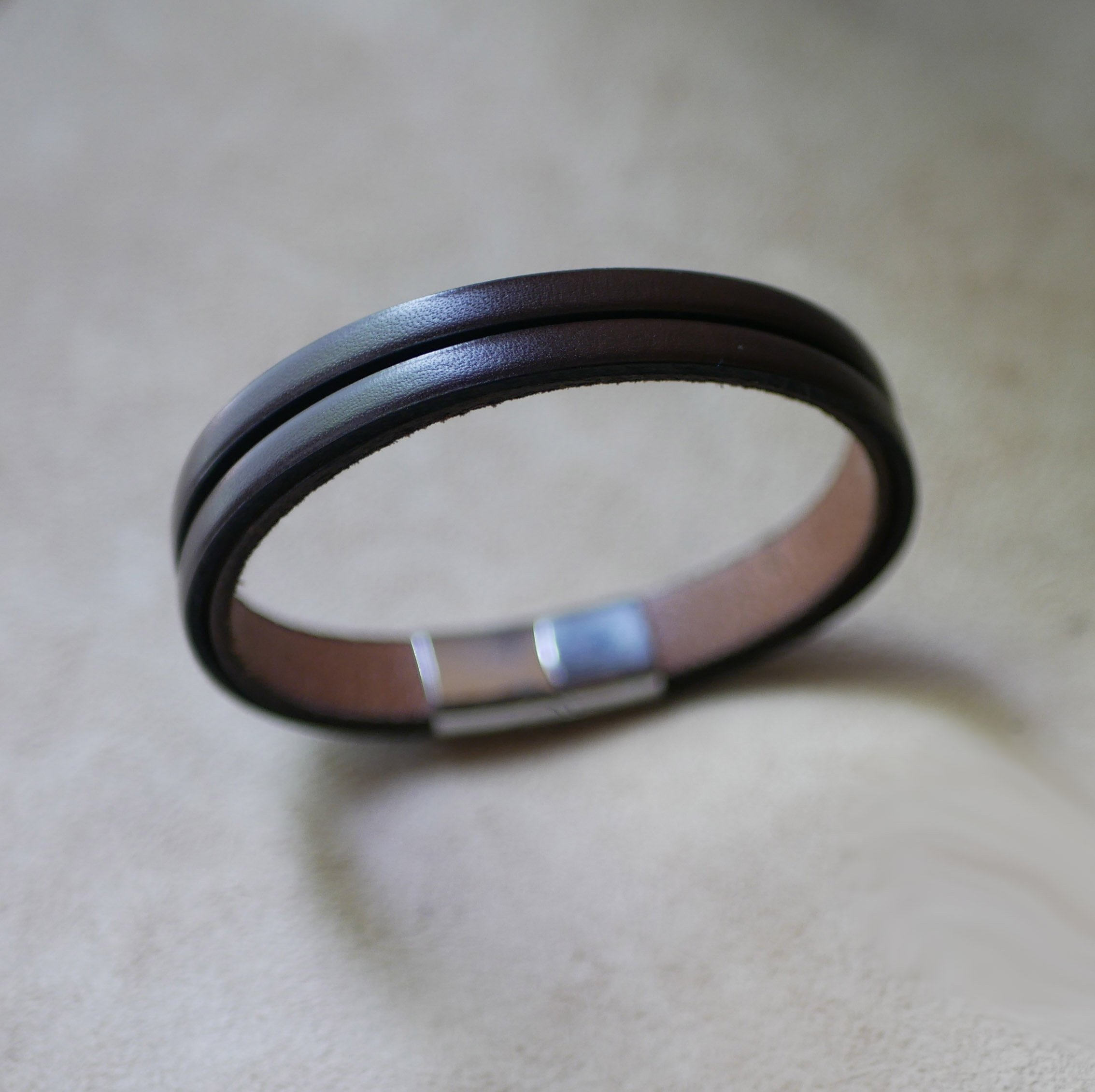 Pulseira de couro bicolor para homem com mensagem gravada oculta