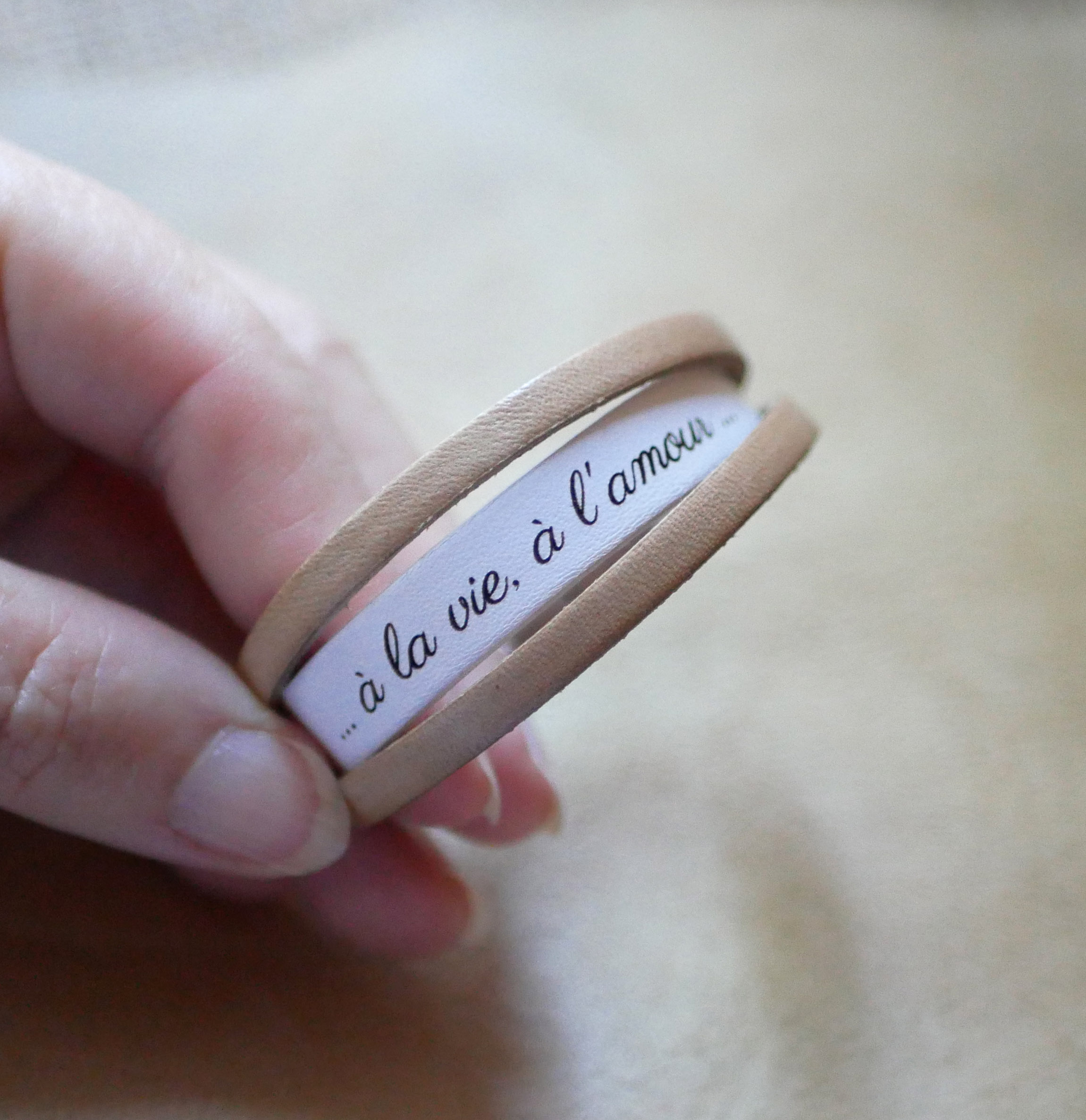 Pulseira de couro bicolor para homem com mensagem gravada oculta