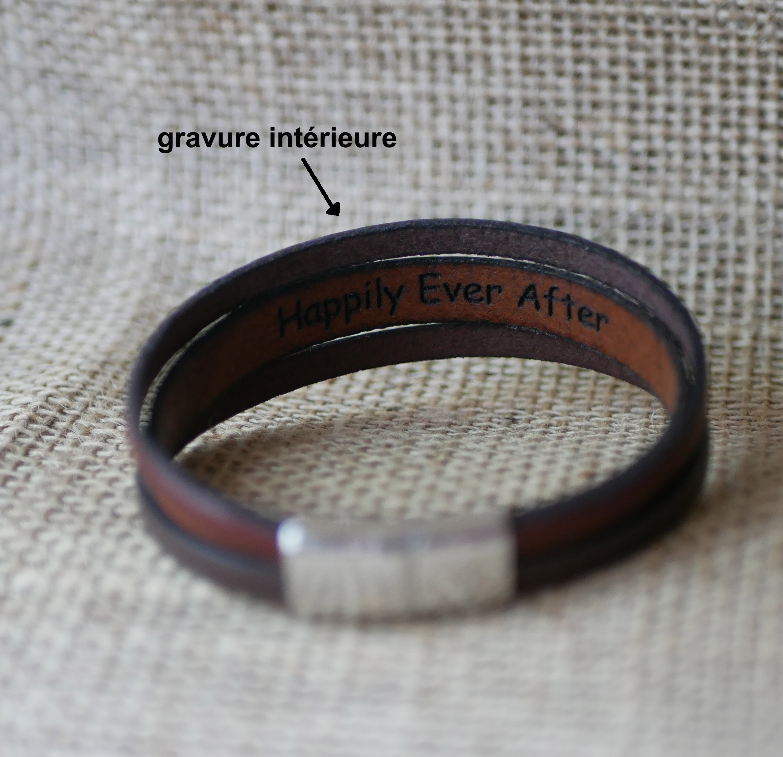 Pulseira de punho em pele bicolor cruzada com mensagem gravada para homem