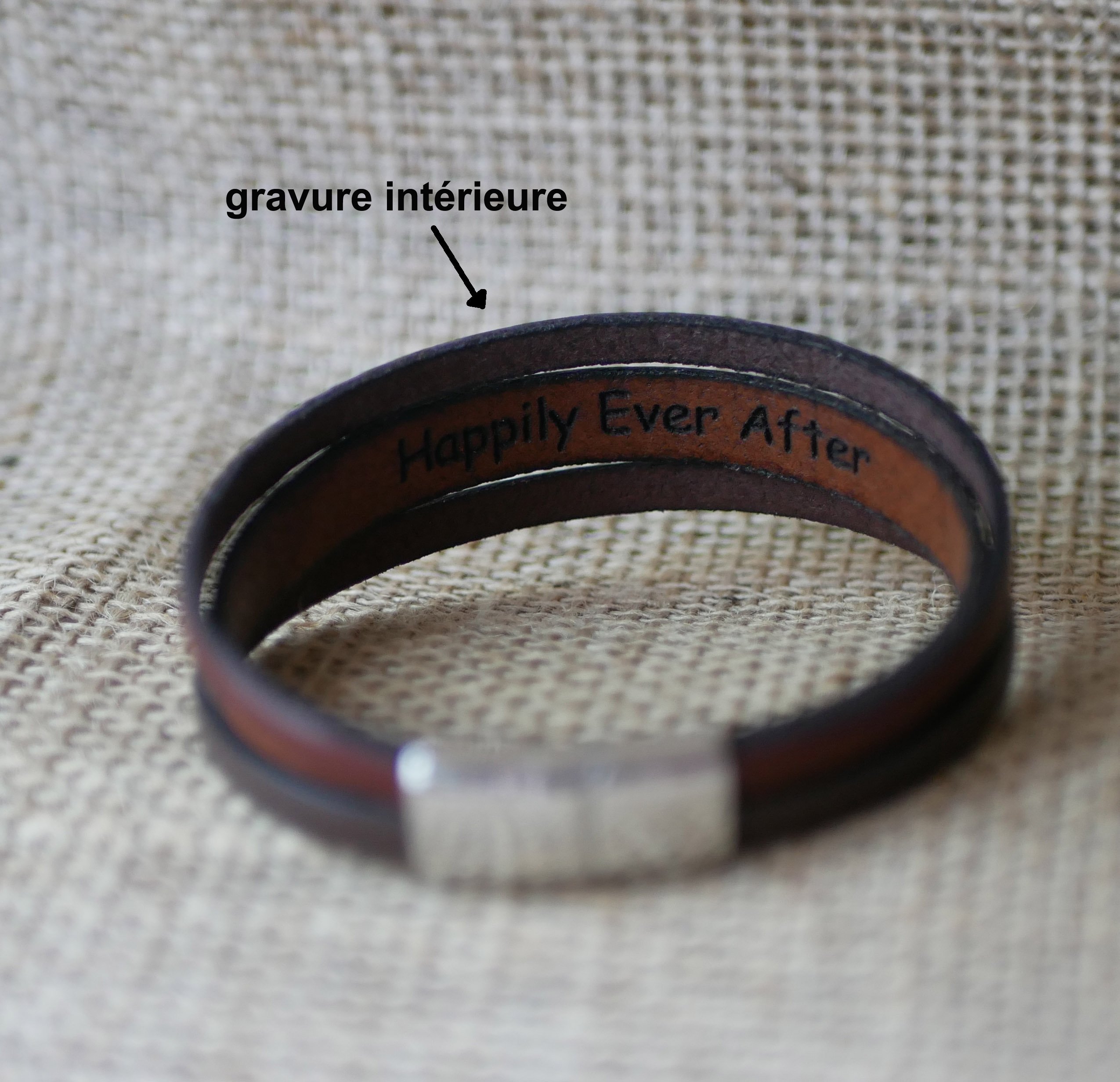 Pulseira de punho em pele bicolor cruzada com mensagem gravada para homem