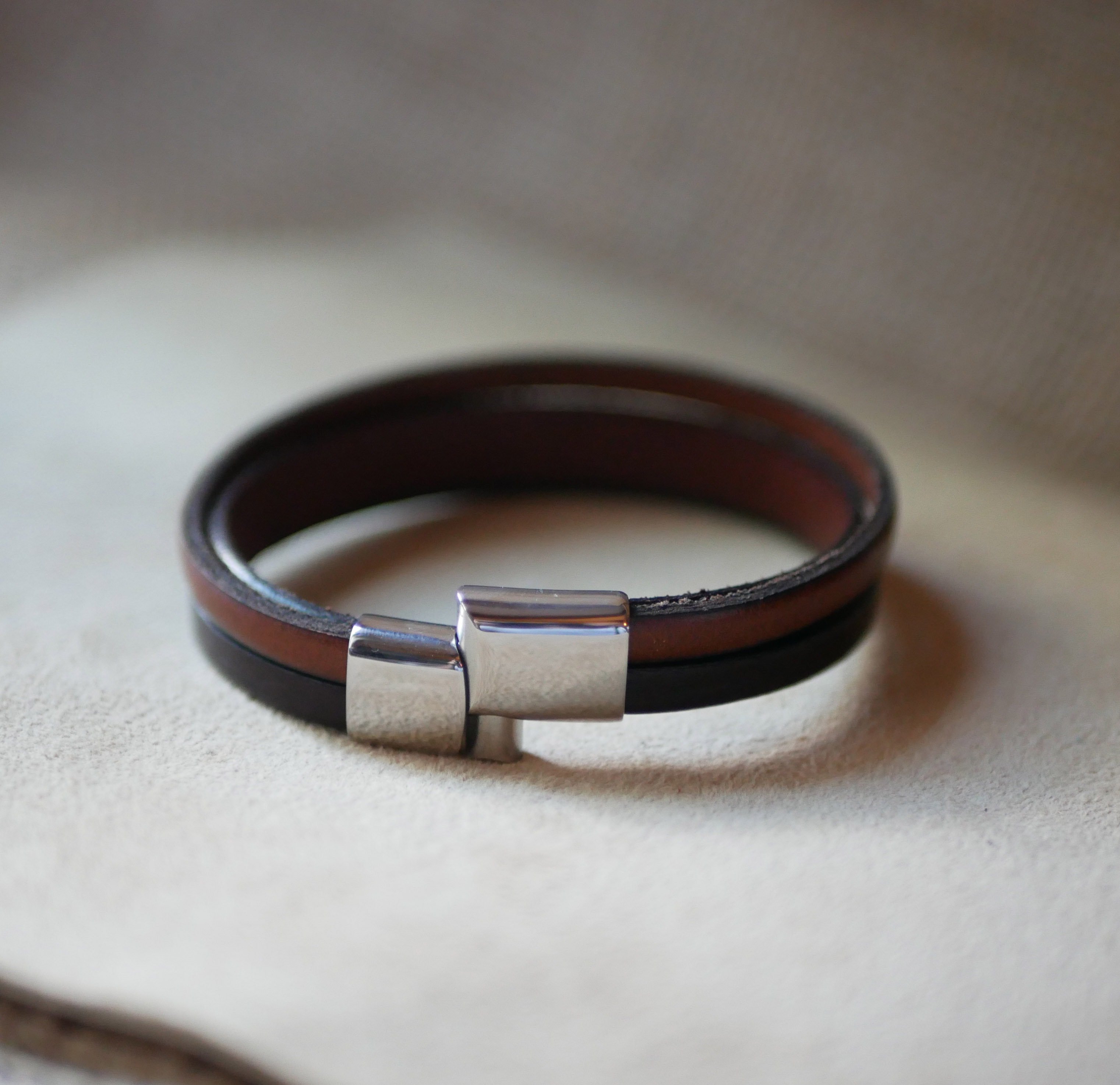 Pulseira de punho em pele bicolor cruzada com mensagem gravada para homem