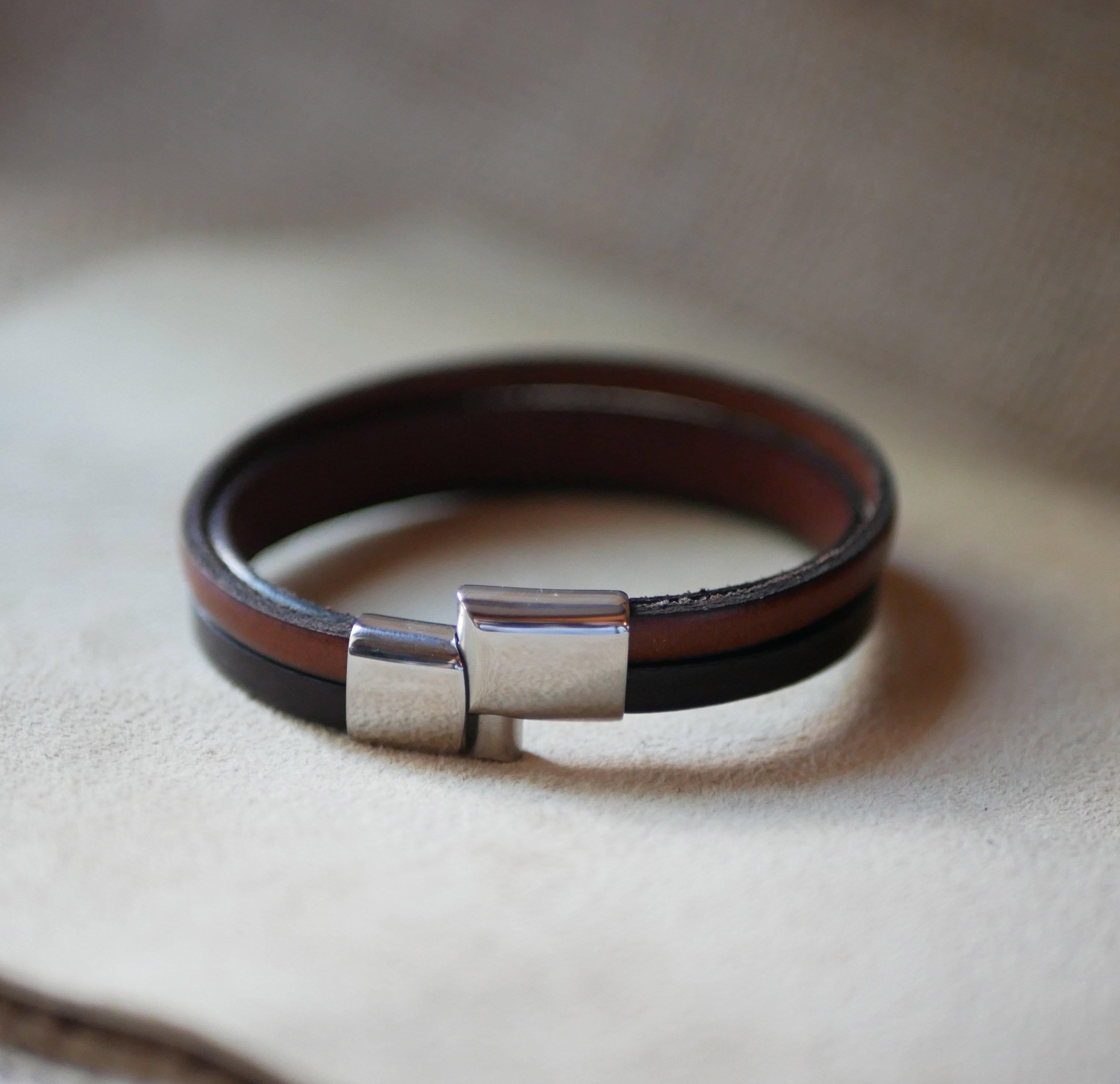 Pulseira de punho em pele bicolor cruzada com mensagem gravada para homem