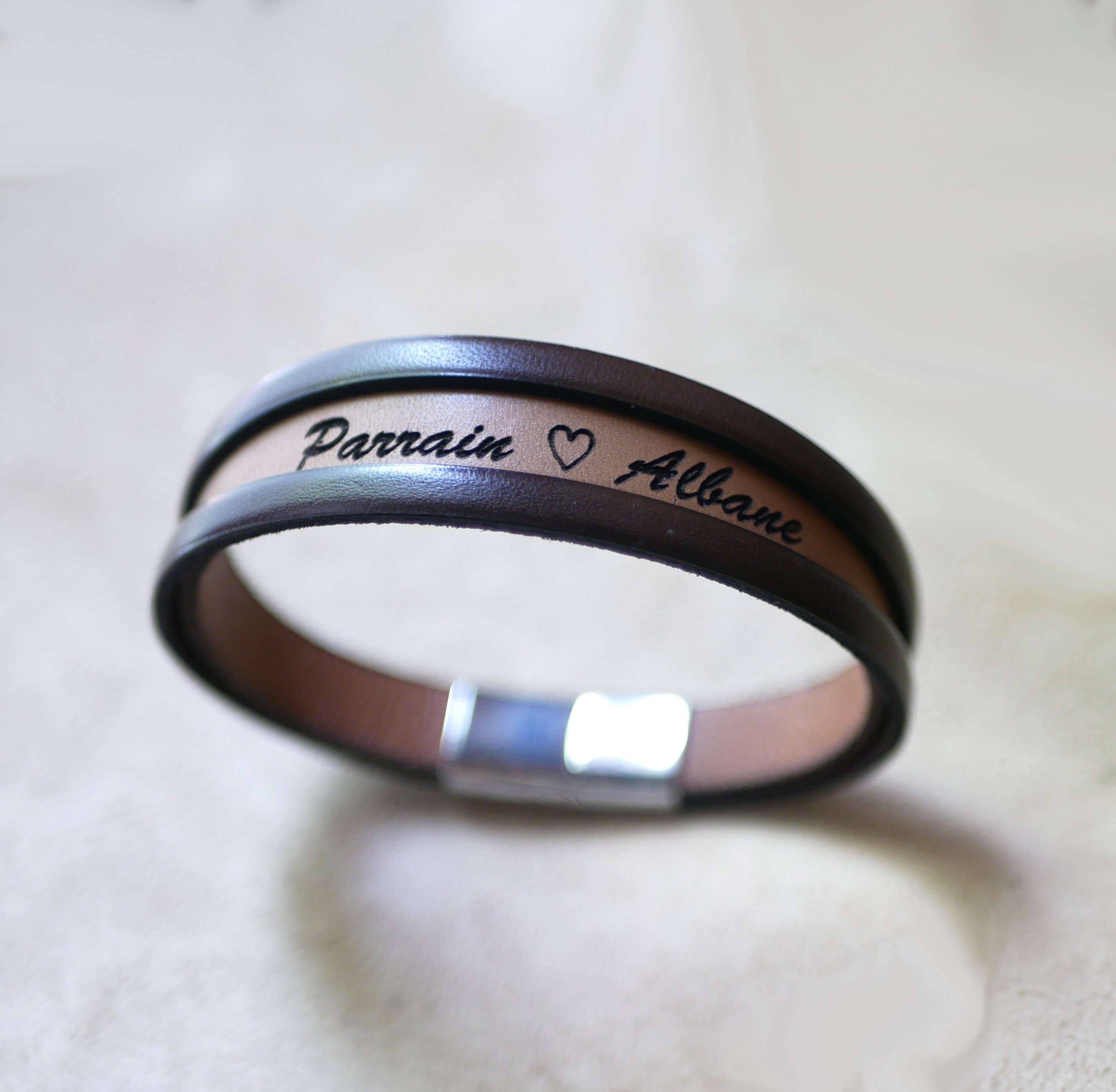 Pulseira de couro bicolor para homem com mensagem gravada oculta