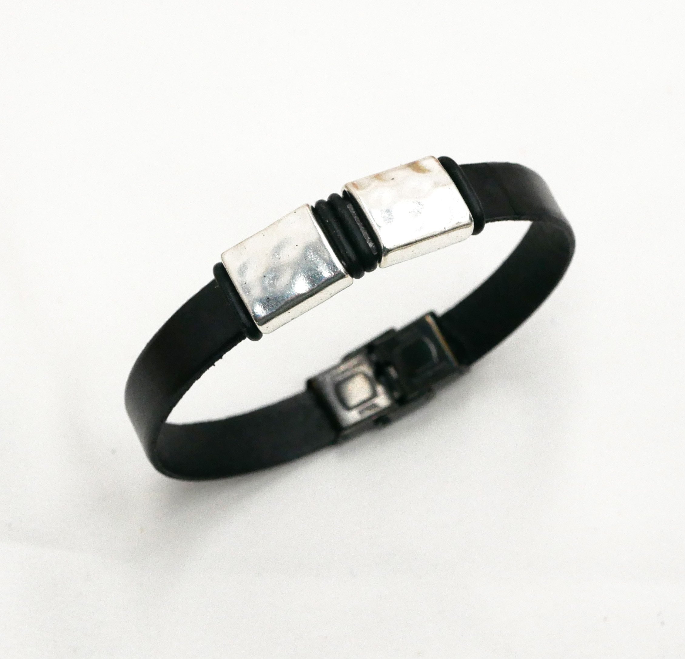 Pulseira de couro para homem com quadrados de metal martelado para personalizar