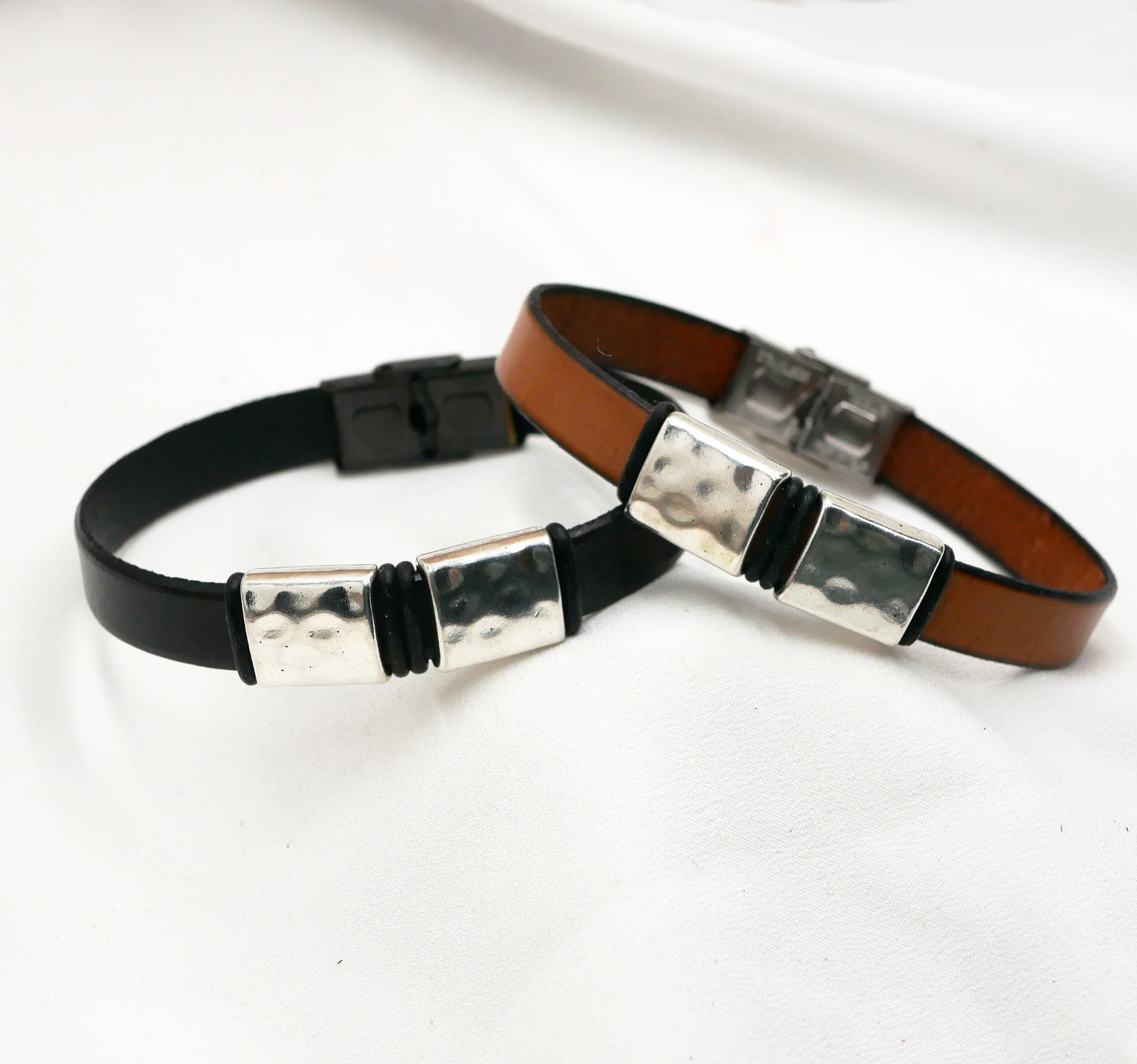 Pulseira de couro para homem com quadrados de metal martelado para personalizar