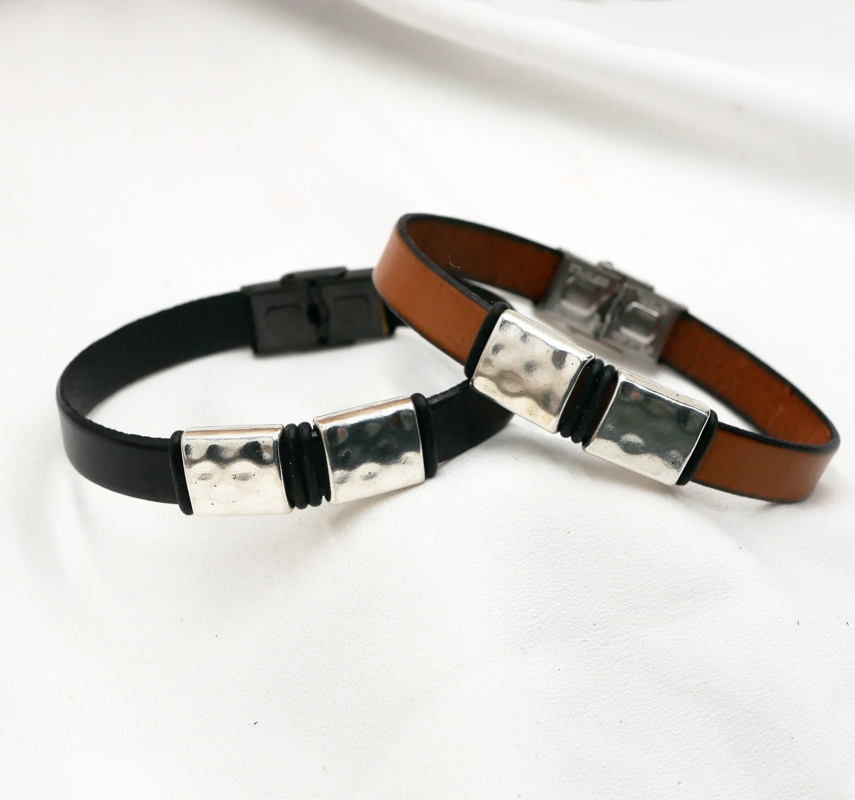 Pulseira de couro para homem com quadrados de metal martelado para personalizar
