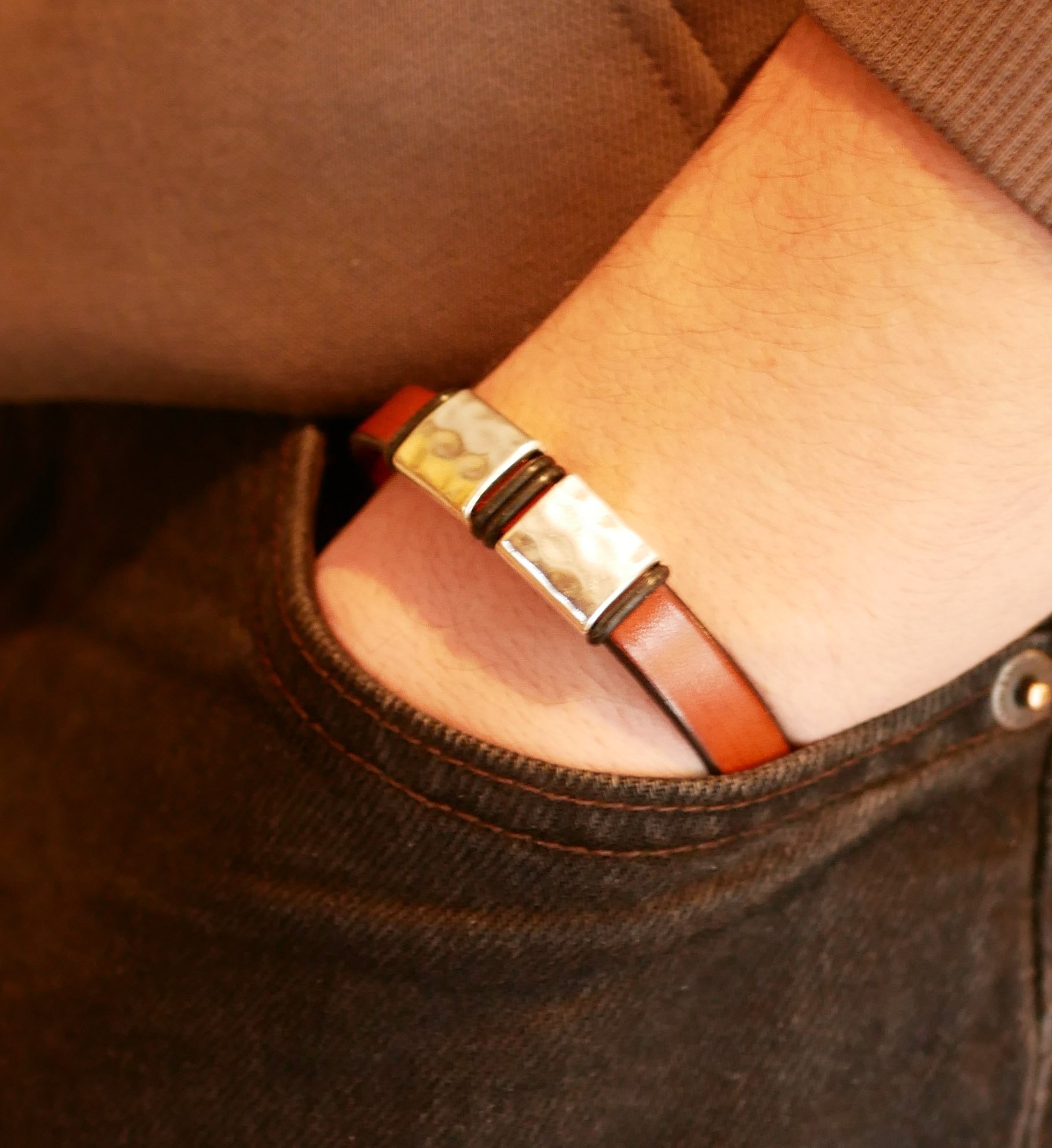 Pulseira de couro para homem com quadrados de metal martelado para personalizar