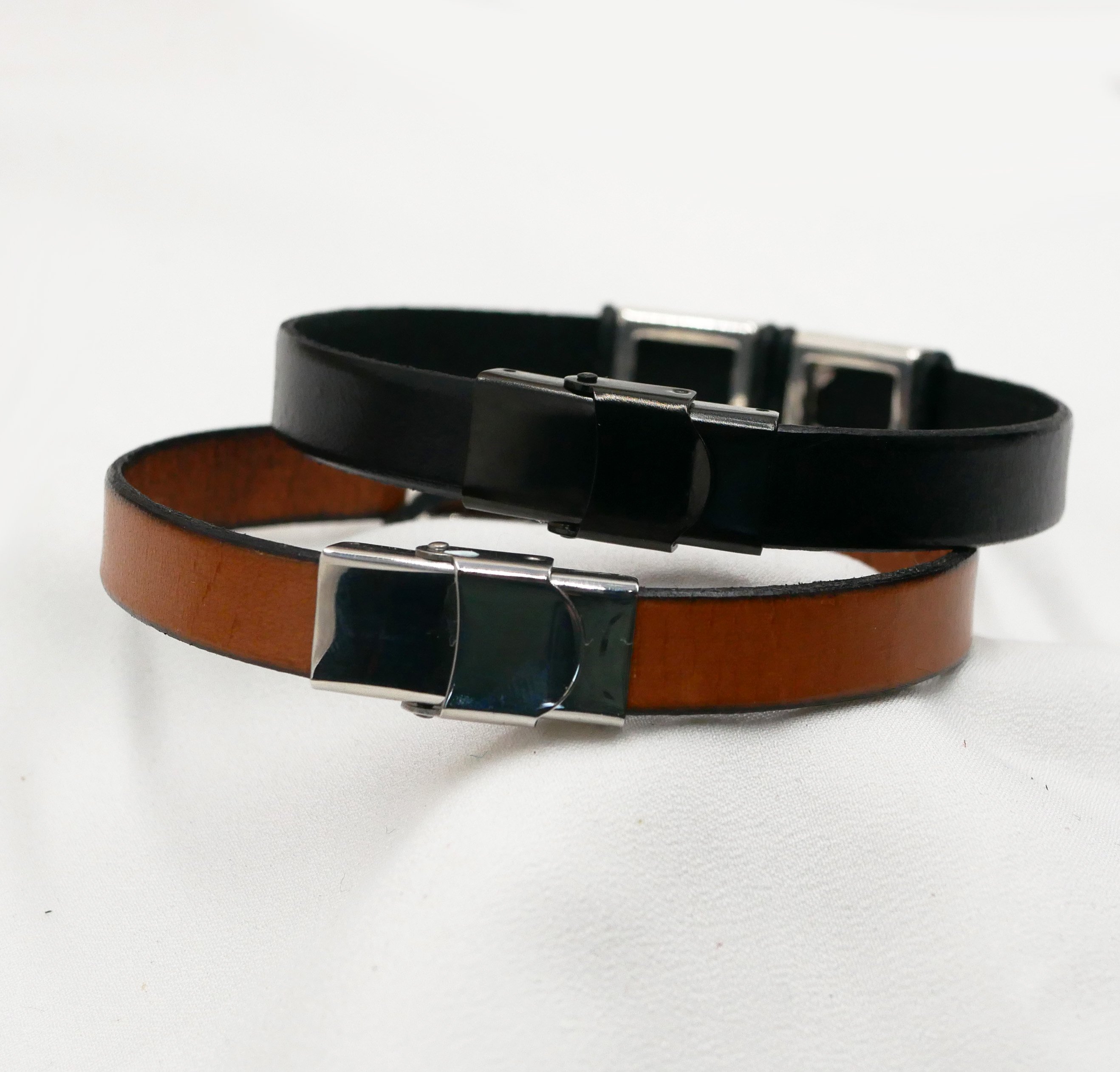 Pulseira de couro para homem com quadrados de metal martelado para personalizar