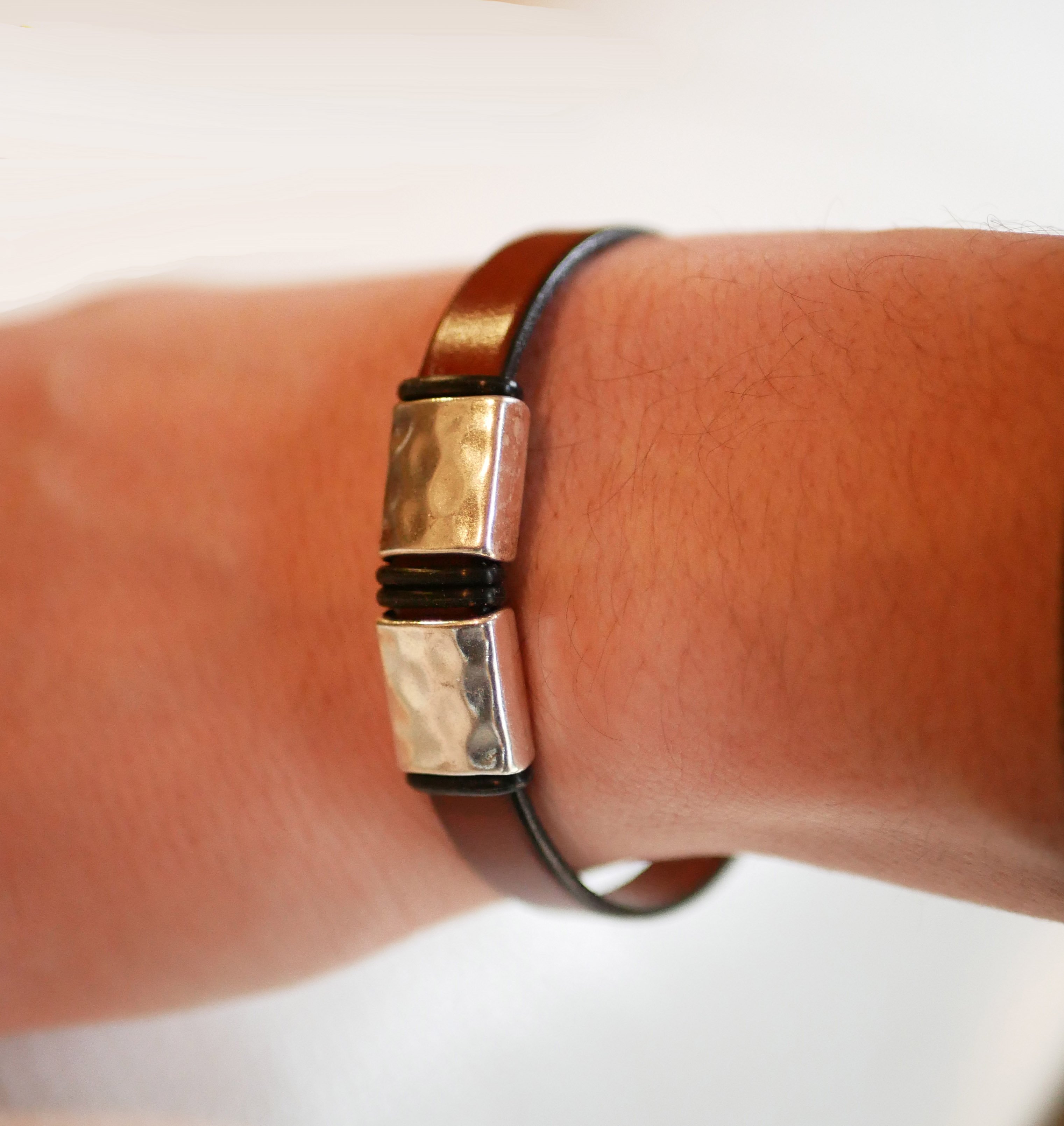 Pulseira de couro para homem com quadrados de metal martelado para personalizar