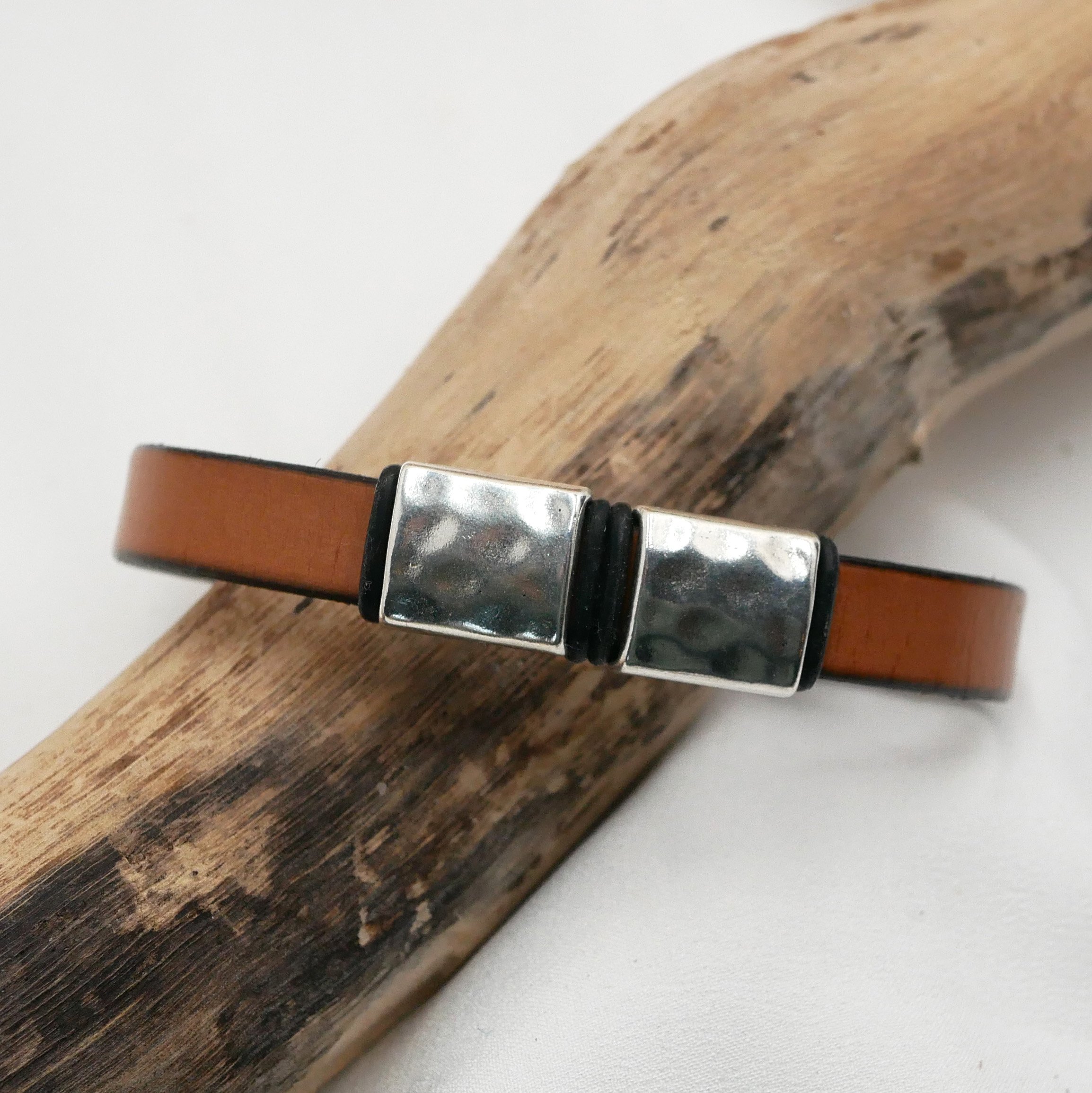 Pulseira de couro para homem com quadrados de metal martelado para personalizar