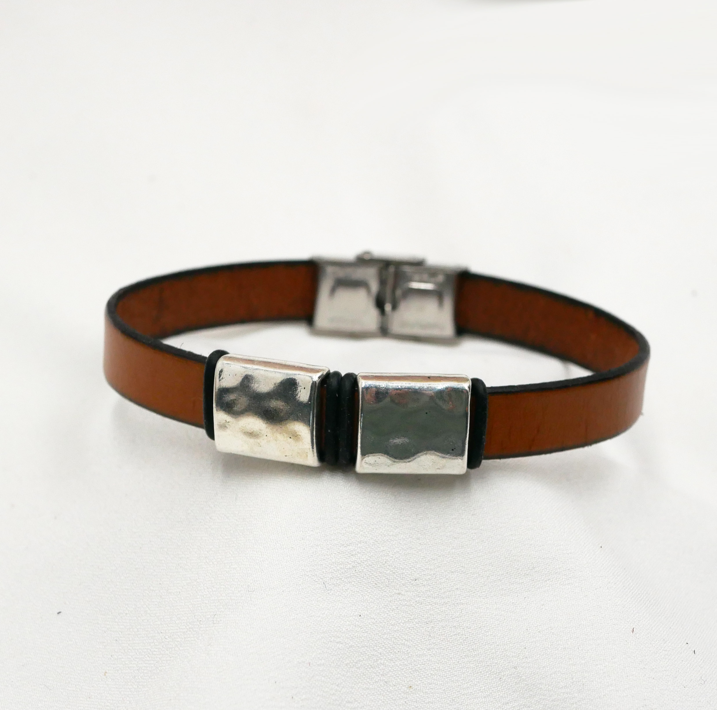 Pulseira de couro para homem com quadrados de metal martelado para personalizar